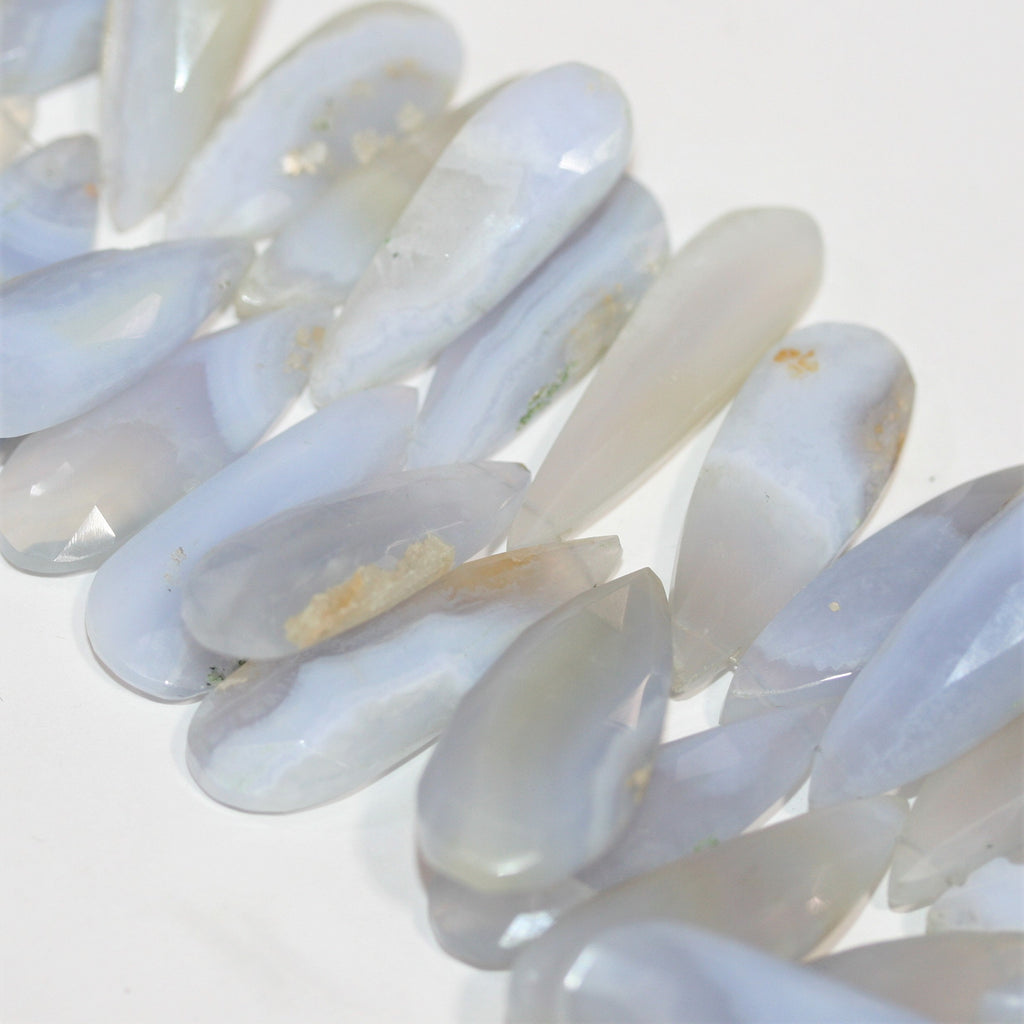 Cuentas facetadas de calcedonia azul cielo de 8", 30 x 12 mm. Aprox. - Hilo de 20 cm.