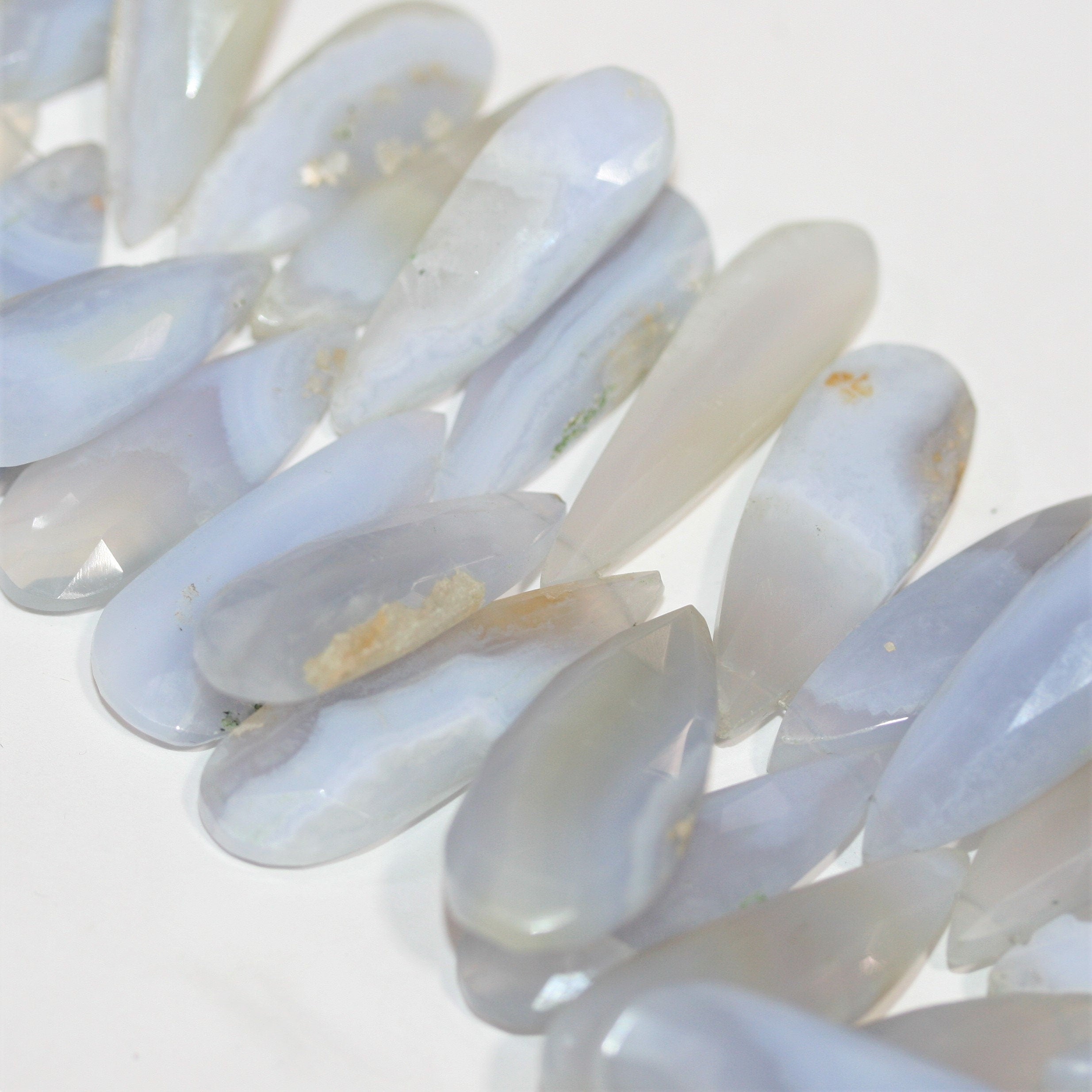 Cuentas facetadas de calcedonia azul cielo de 8", 30 x 12 mm. Aprox. - Hilo de 20 cm.