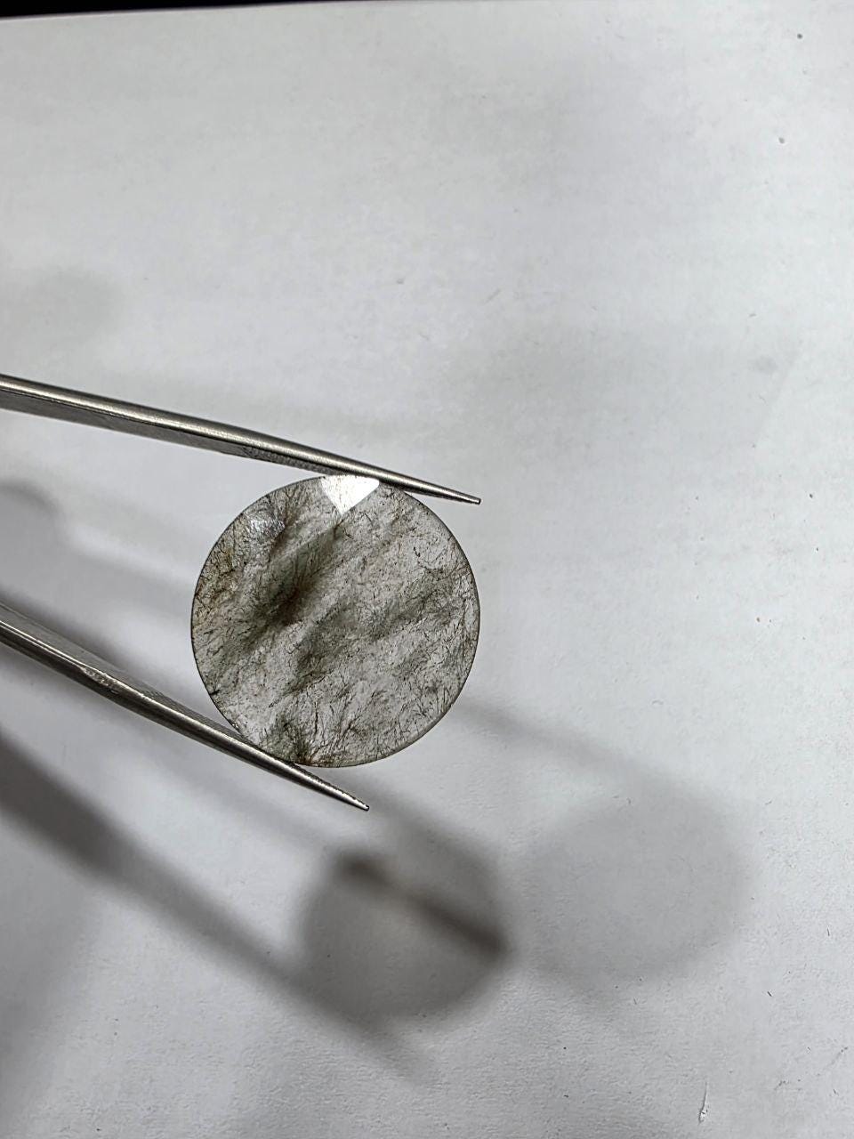 Paire de cabochons ronds à facettes en quartz rutile de 22 mm. Dos plat.