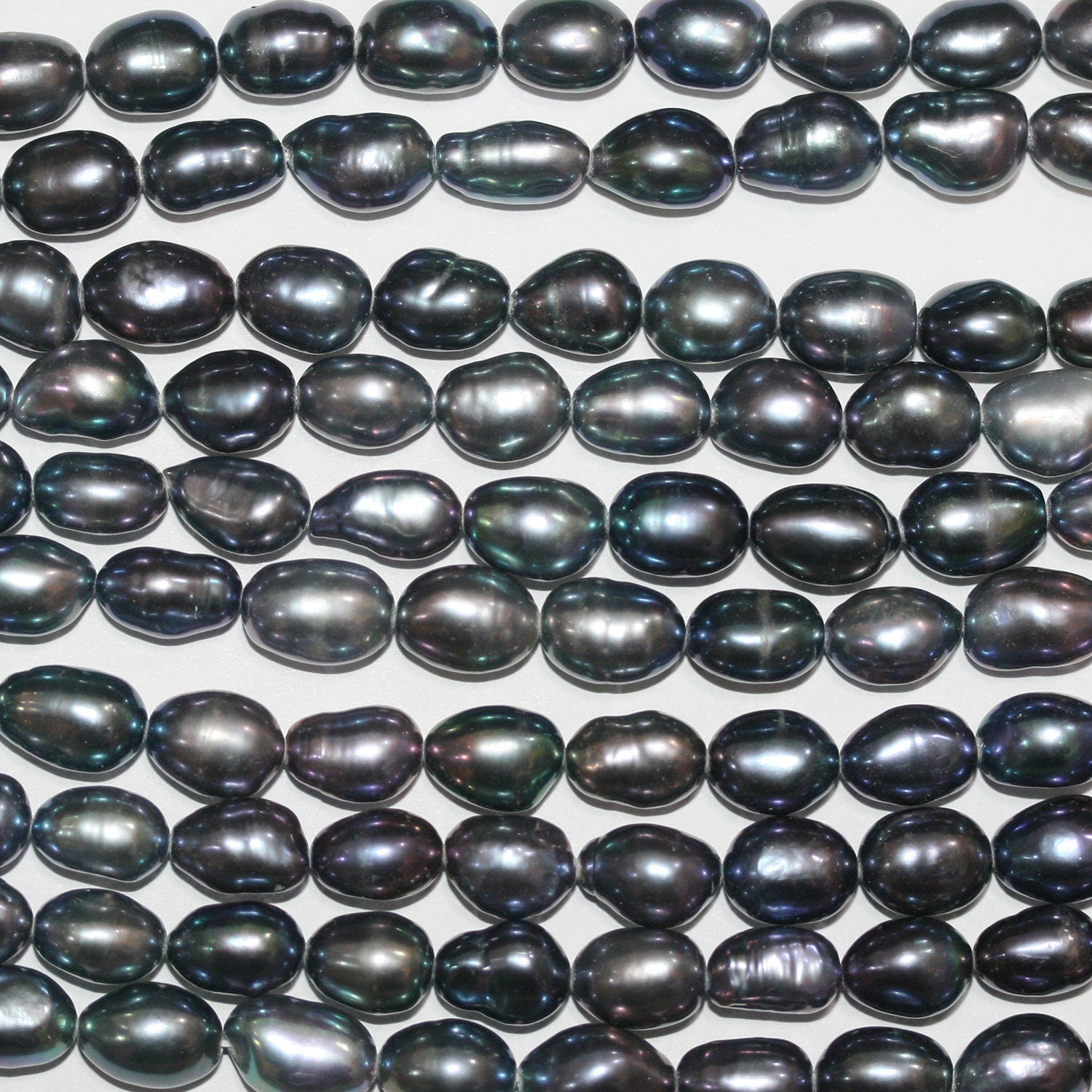 Perles ovales noires d'eau douce, 15 pouces (environ 38 cm), 7-8 mm. Collier de 39 cm. Perles naturelles à prix de gros.