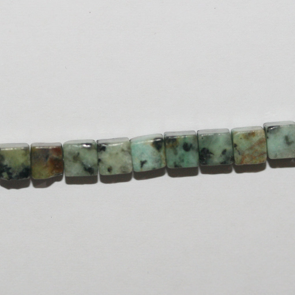 Perles cubiques lisses en turquoise africaine de 40 cm (16 pouces), 4 mm, rang de 40 cm (16 pouces).