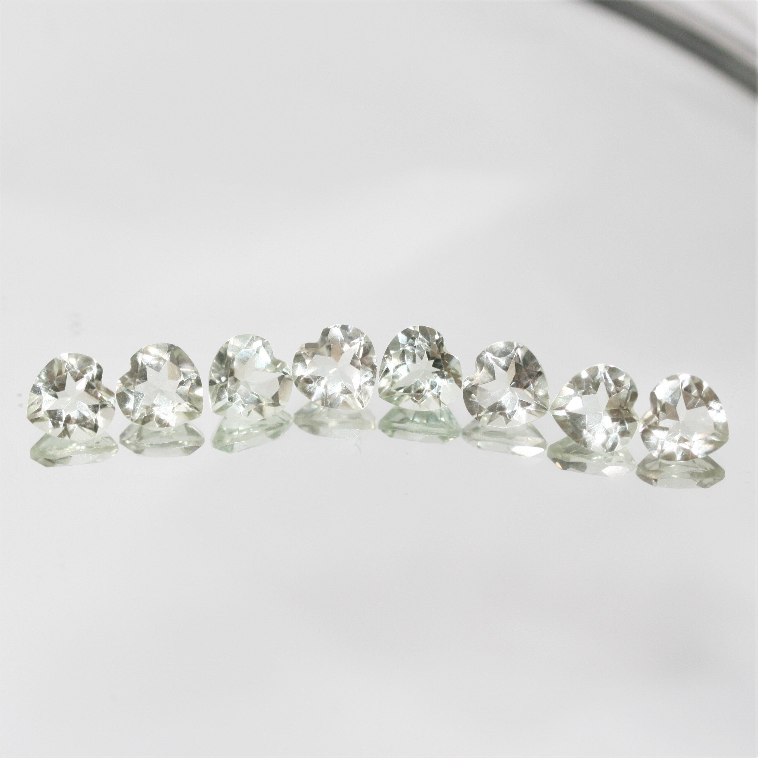 Lot de 8 cœurs à facettes en prasiolite de 8 mm.