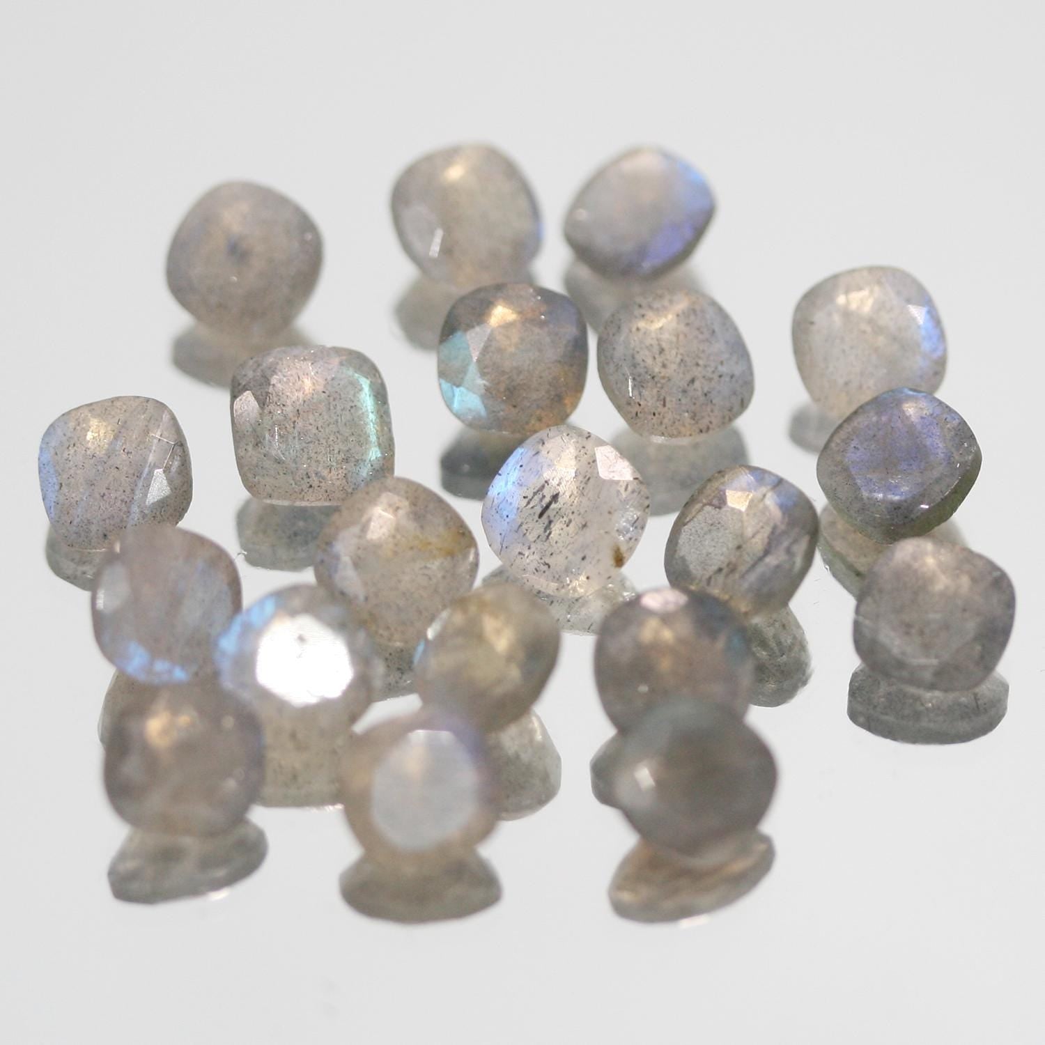 Lote de 20 piezas de Labradorita Facetada Cuadrada de 6 mm. (20 uds.).