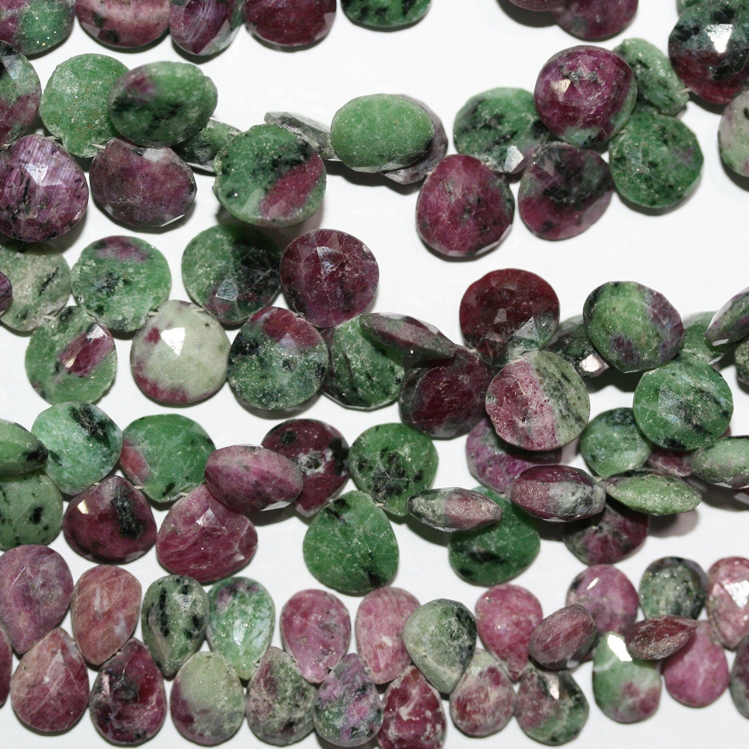 Perles en zoïsite rubis St à facettes en forme de goutte, 8" (7-10 mm), brin de 20 cm.