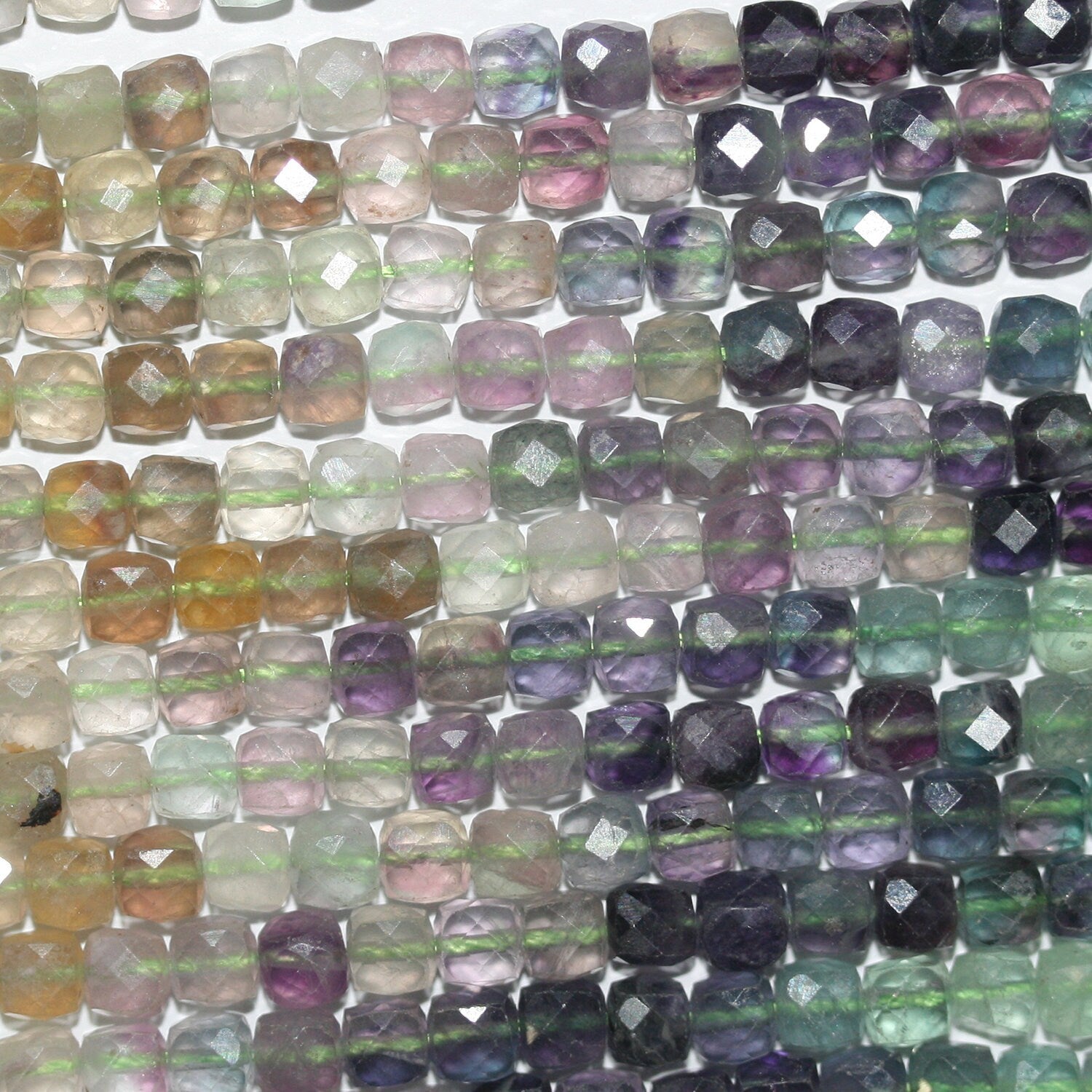 Perles cubiques à facettes en fluorite St de 15 pouces (4-5 mm) - Fil de 39 cm