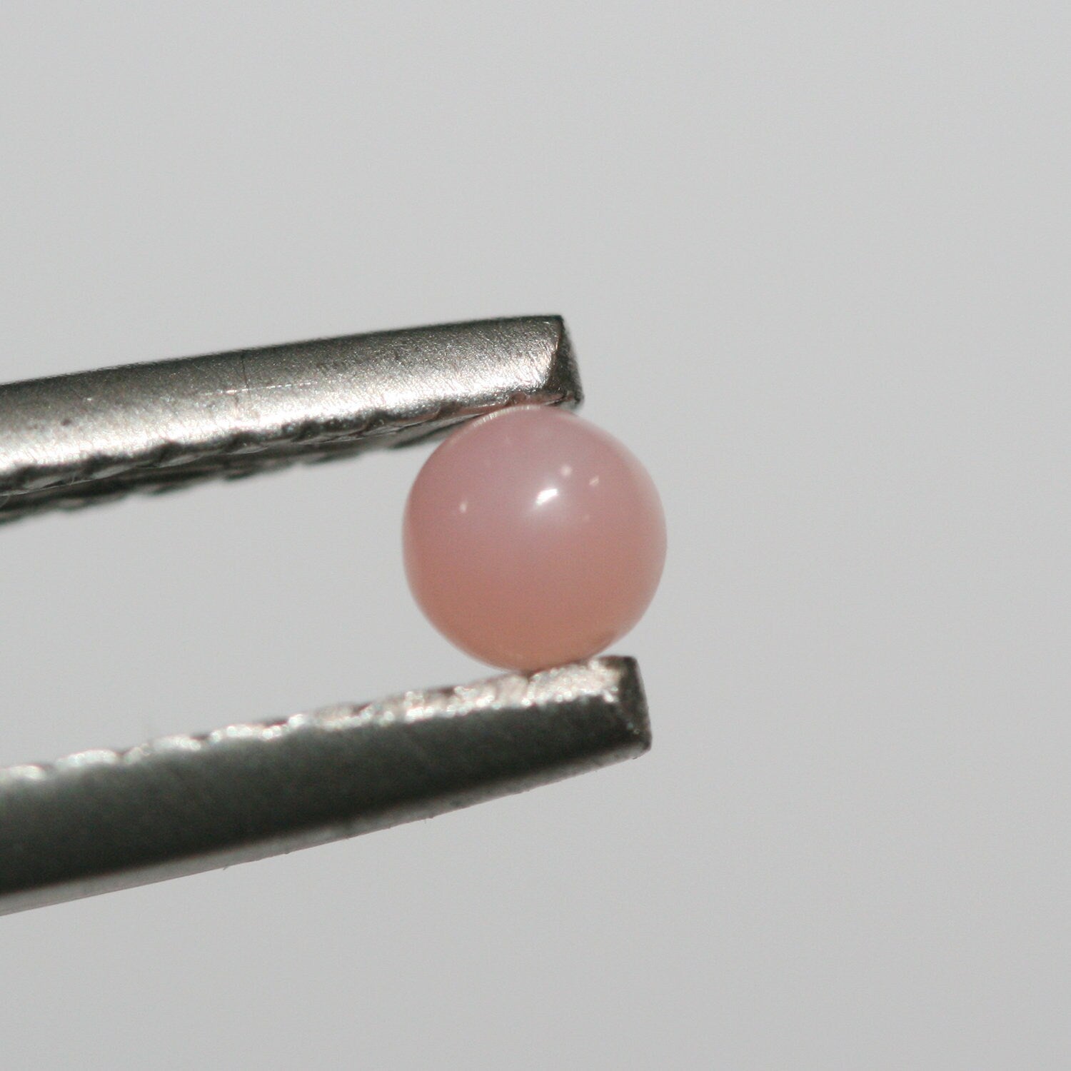 Lote de 20 cabujones redondos de ópalo rosa de 3 mm. (20 uds.)