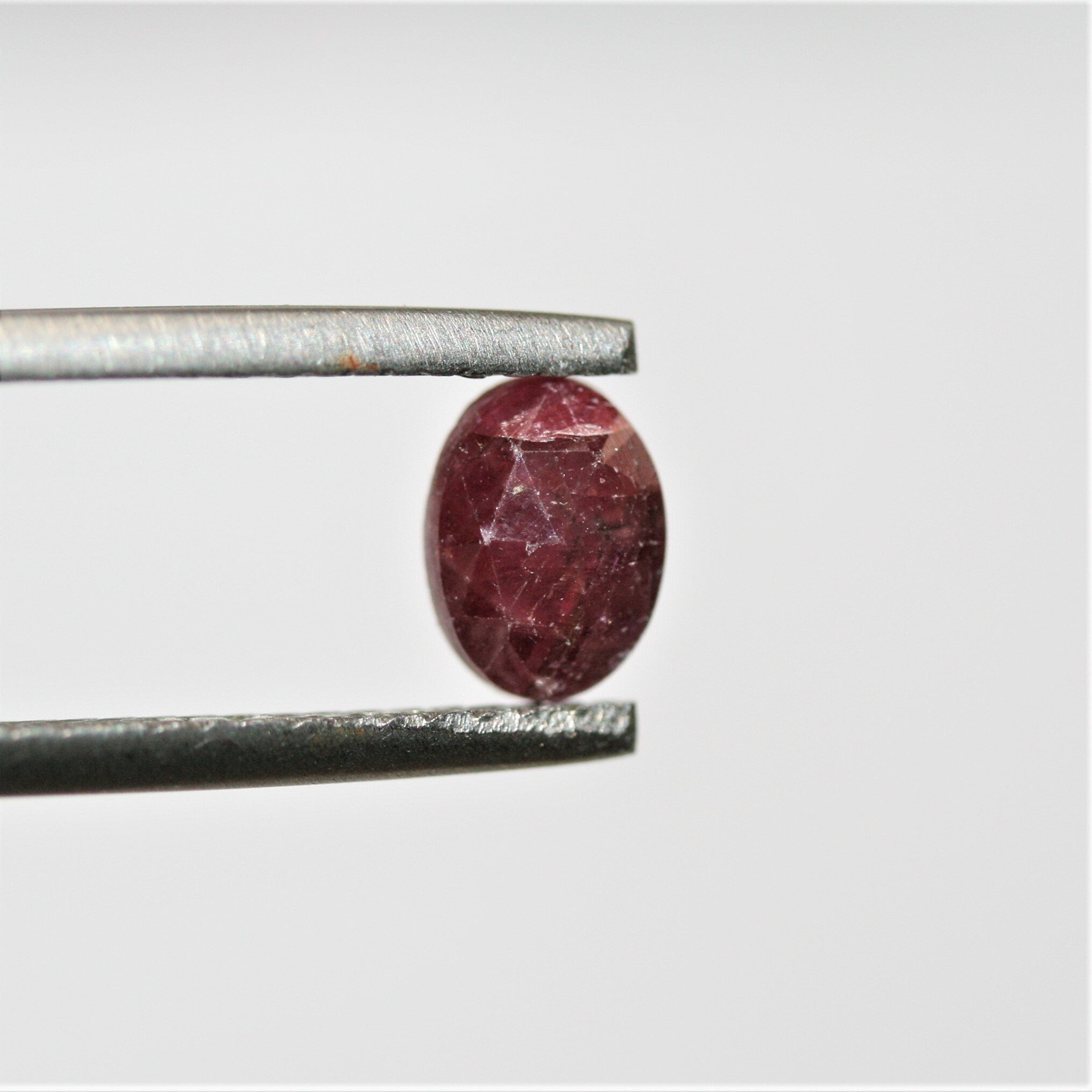 10 Pcs Faceted Oval Ruby Cabuchon. 5x7mm. (10 pcs.)