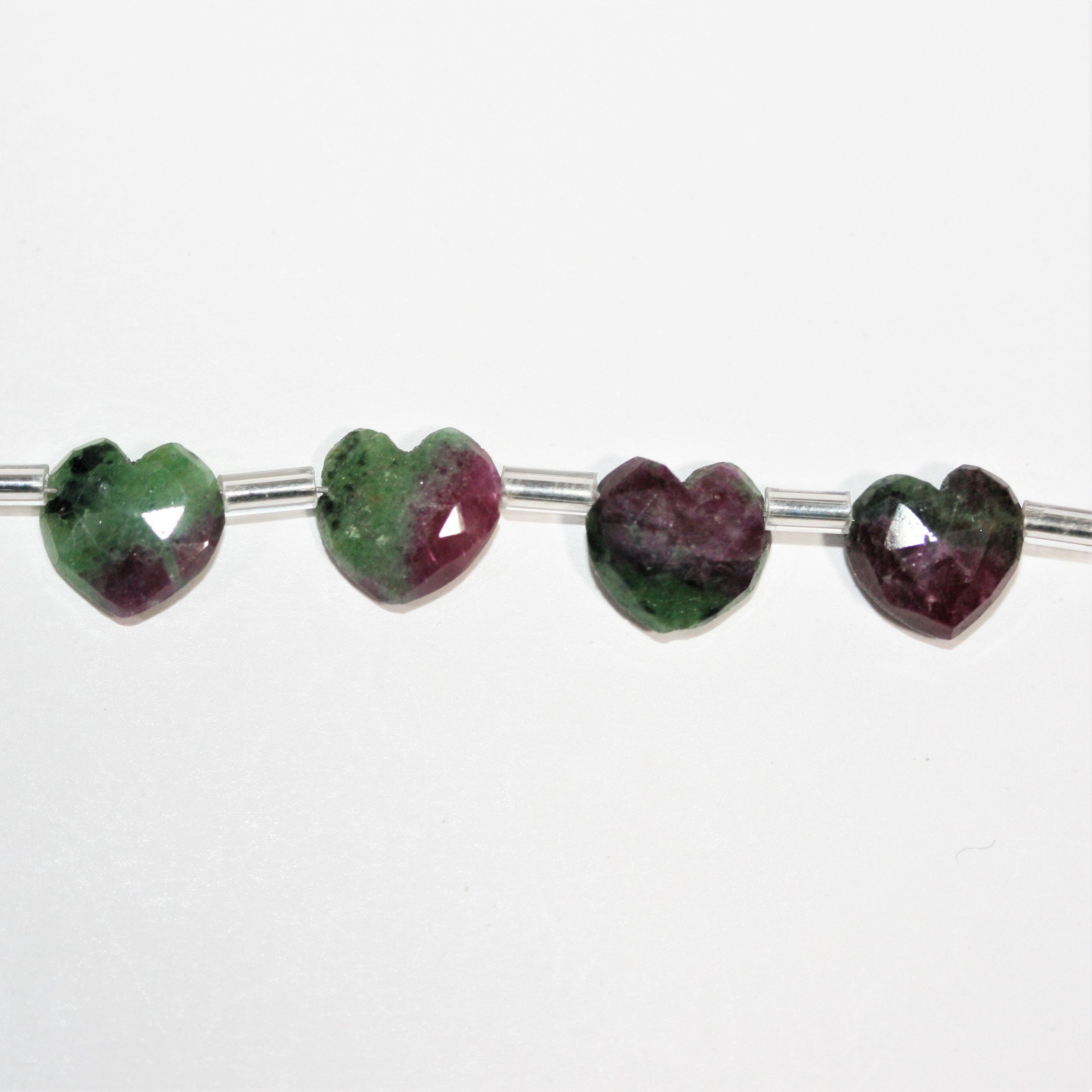 Cuentas de corazón facetadas de zoisita y rubí de 6", 10 mm, hilo de 16 cm.