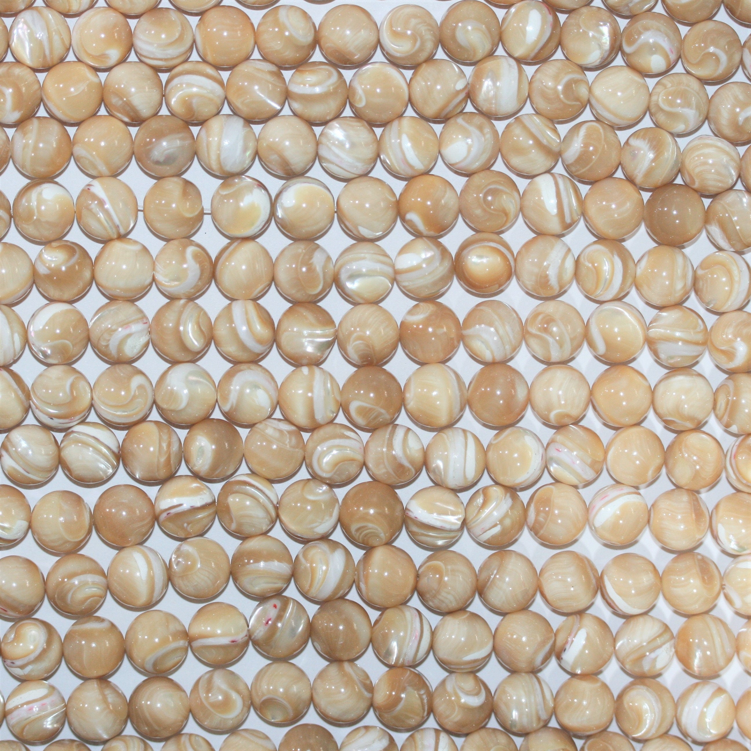 Perles rondes lisses en nacre marron 12 mm - Fil de 40 cm.