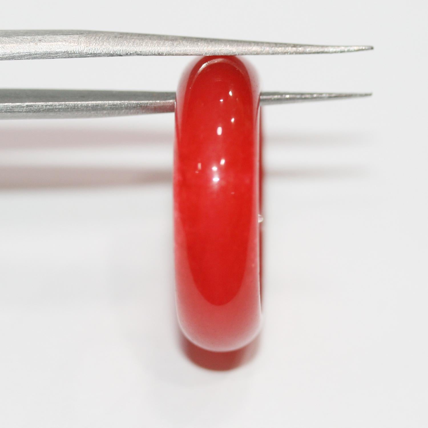 Pendentif créole lisse en quartz rouge 25x6mm (environ).