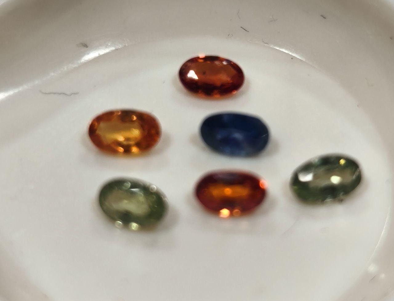 Lote de 6 zafiros multiformatos naturales ovalados de 5 x 3 mm (azul, rojo, amarillo y verde). Piedras de alta calidad.