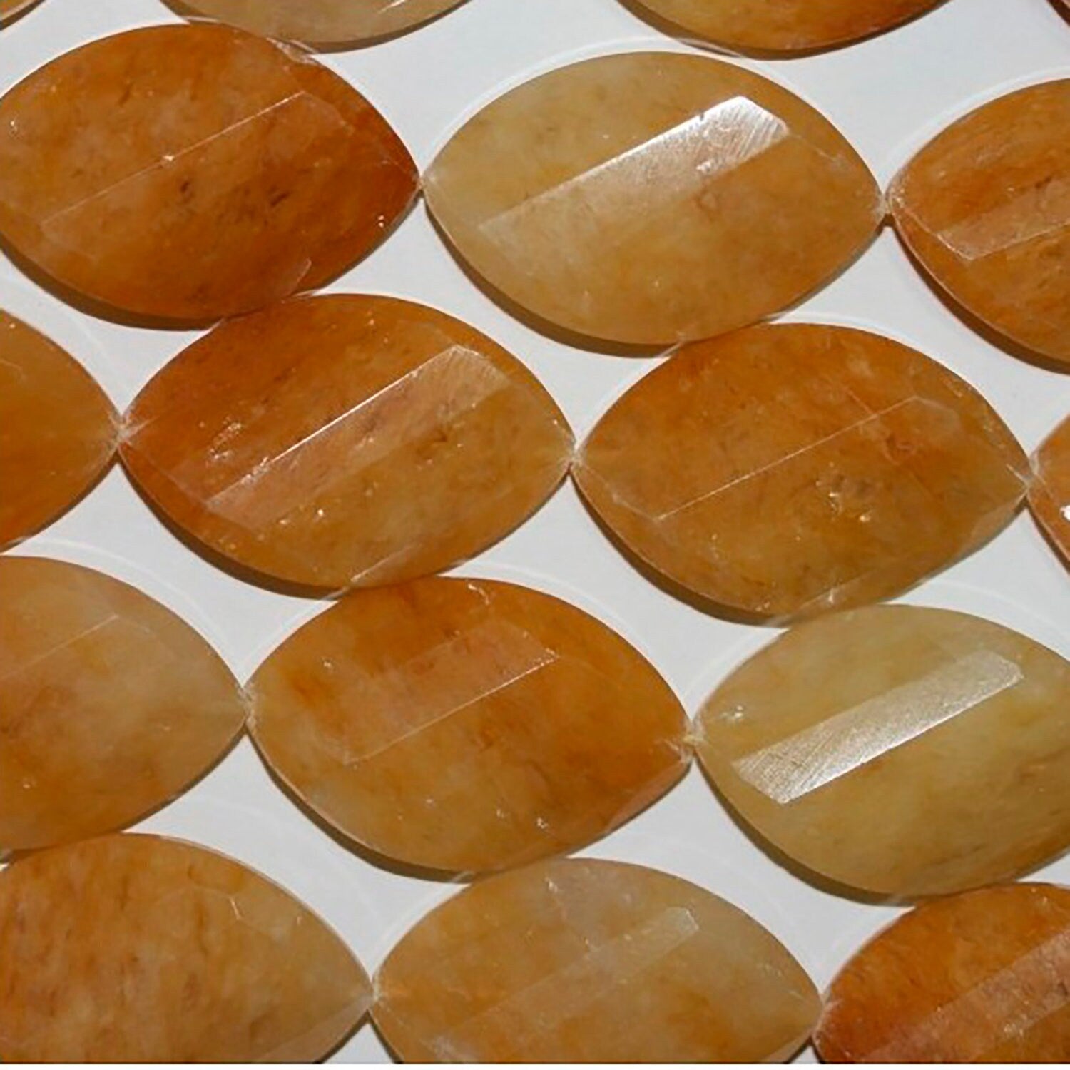 Perles ovales torsadées à facettes en jade jaune, 45 x 25 mm, 40 cm de long.