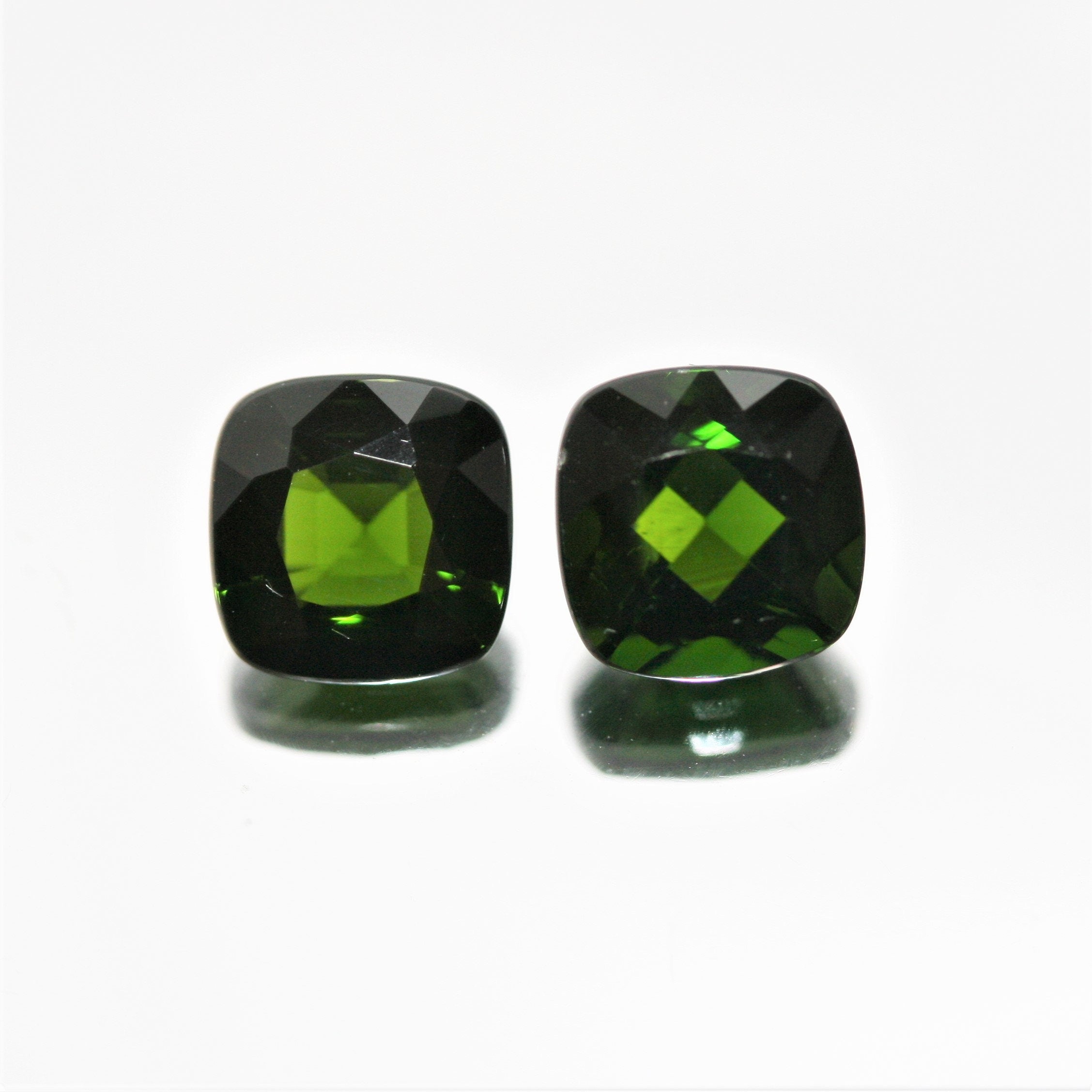 Lote de 2 cuadrados facetados de diópsido cromado de 7 mm.