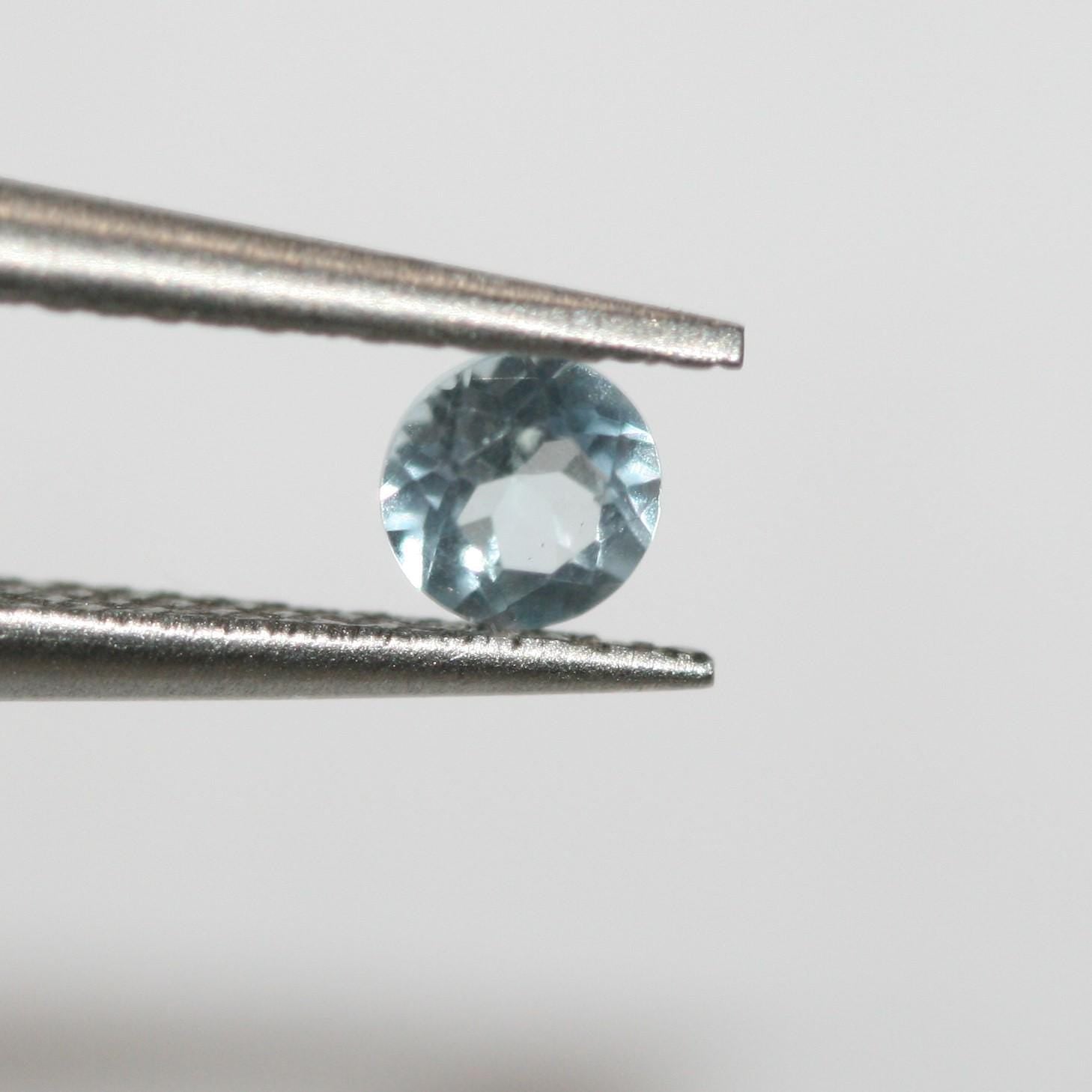 Lot de topazes Sky rondes à facettes de 2 mm (2 ct)