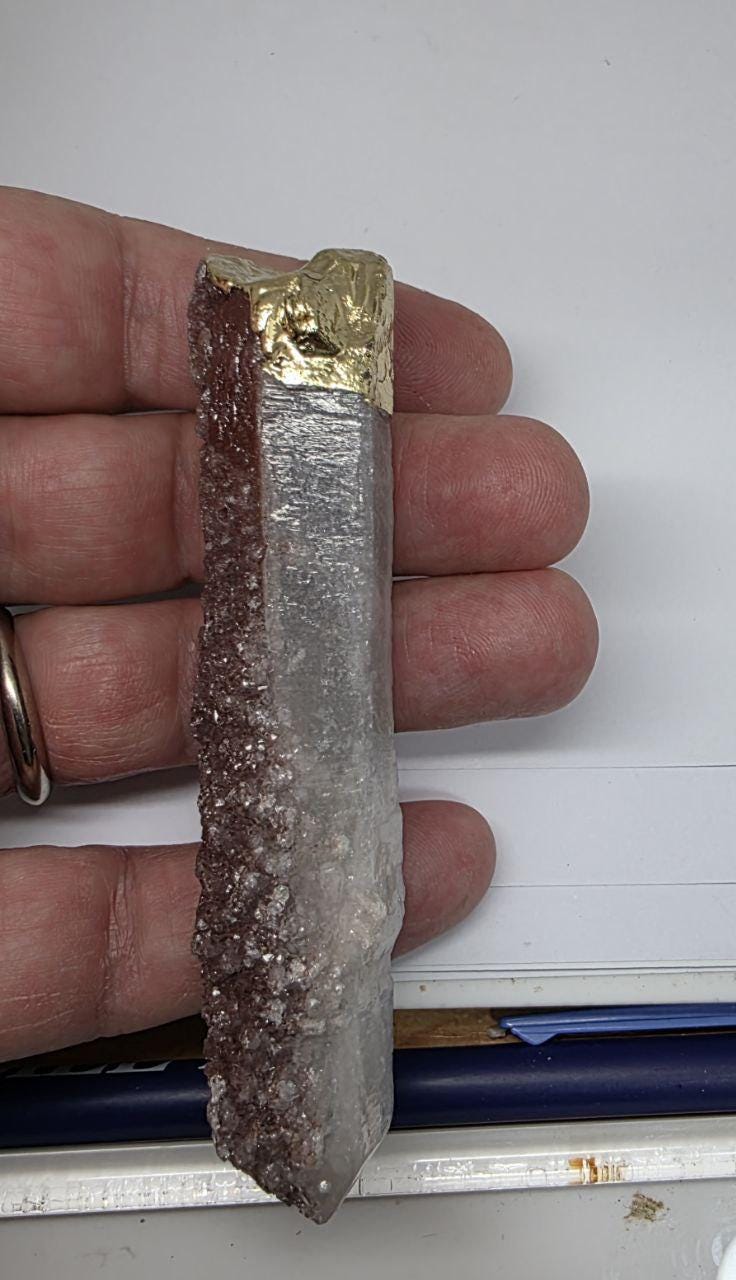 Pendentif en quartz cristal de roche rouge et blanc brut plaqué or 95 x 17 mm