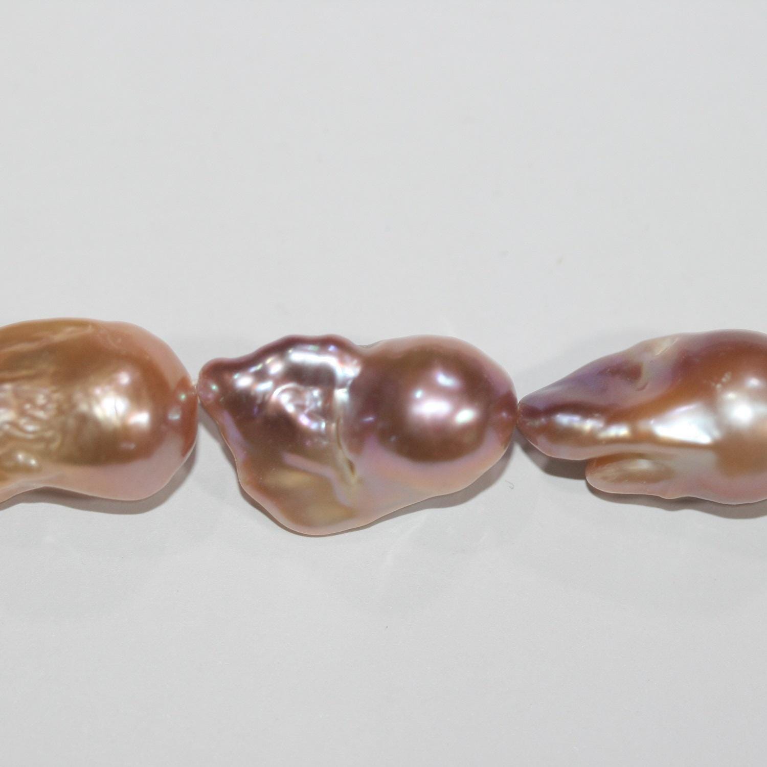 Perles baroques multicolores d'eau douce, 40 cm (16 pouces), 28 x 13 mm. Longueur approximative : 40 cm. Réf. 14788. Perles naturelles à prix de gros.