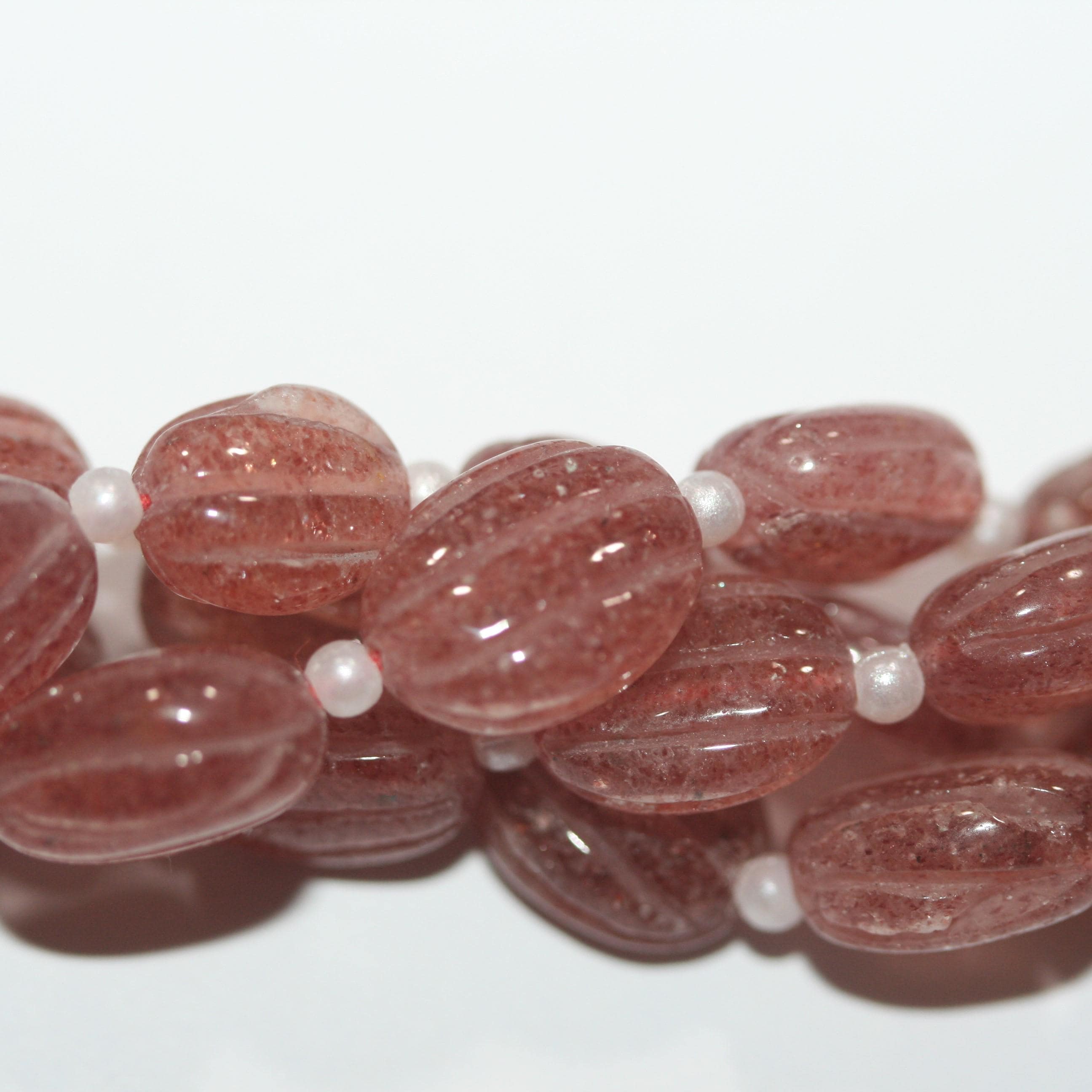 Perles ovales en quartz St. Cherry de 8 pouces (10 x 8 mm). Longueur approximative du brin : 20 cm.
