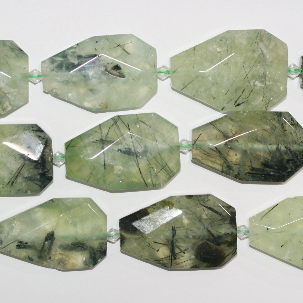 Perles octogonales à facettes en st-préhnite, 39 x 25 mm environ. Longueur du fil : 39 cm.