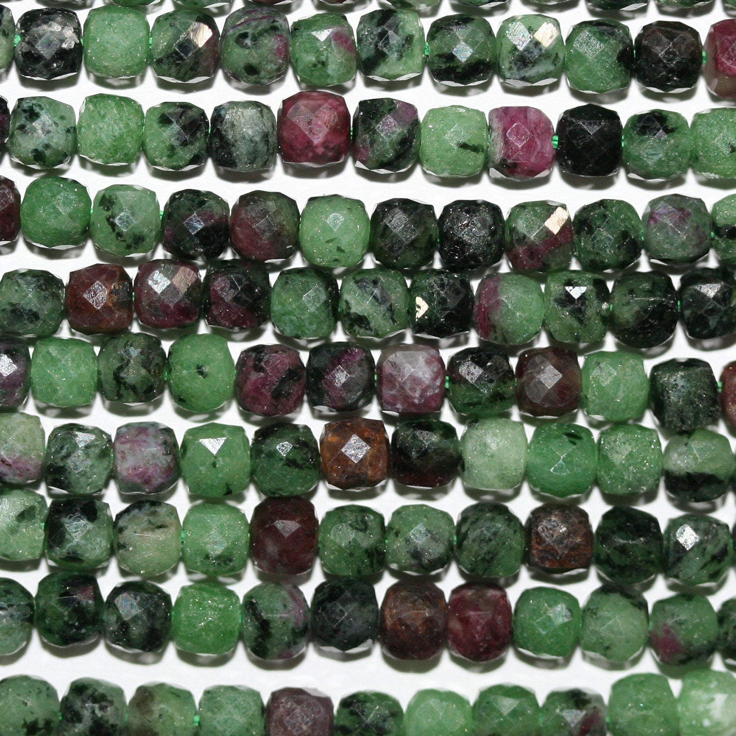 Perles cubiques à facettes en zoïsite rubis St de 15 pouces, 4-5 mm - Fil de 39 cm.