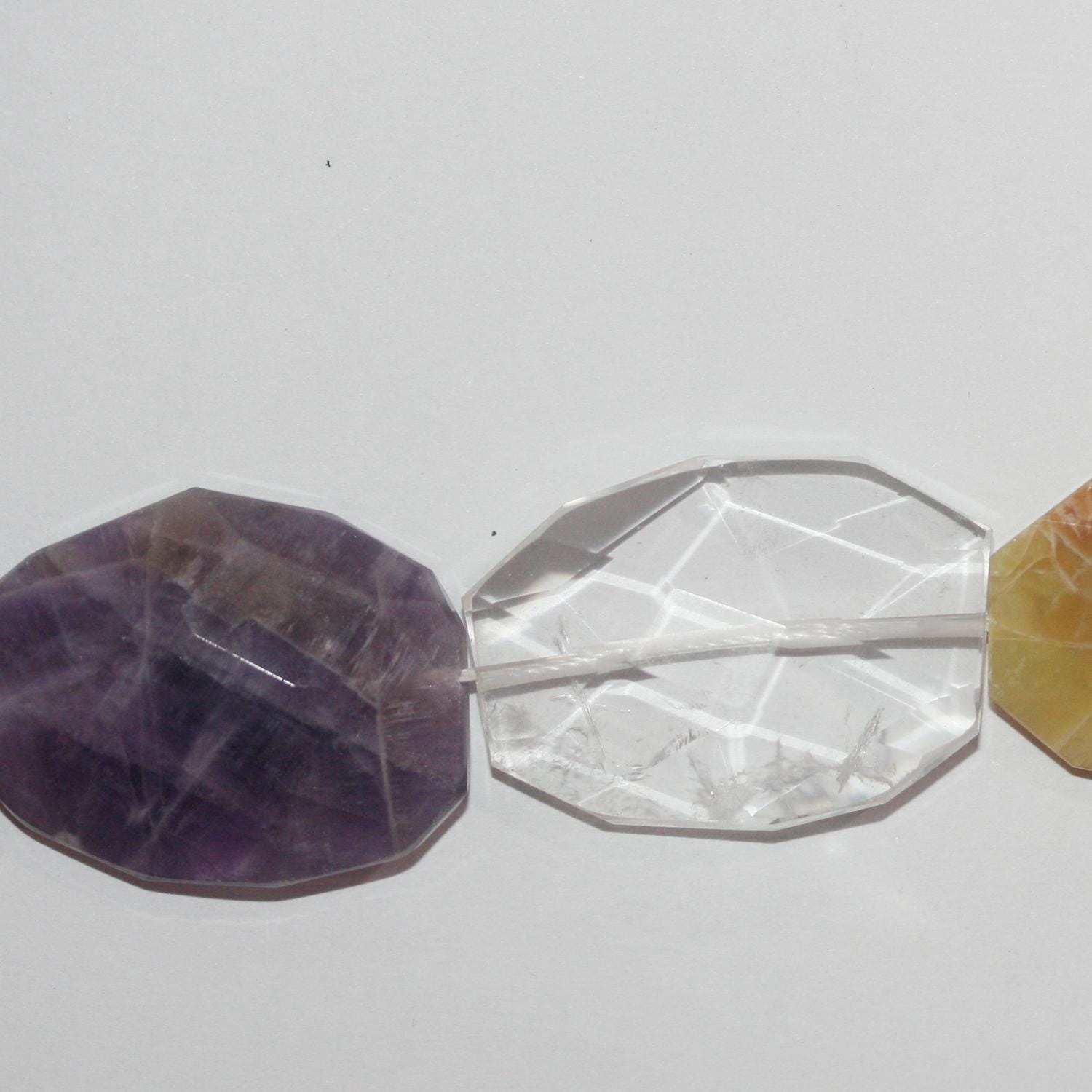 Perles octogonales irrégulières à facettes en quartz mélangé, 40 cm environ (30 x 20 mm). Longueur du fil : 40 cm.