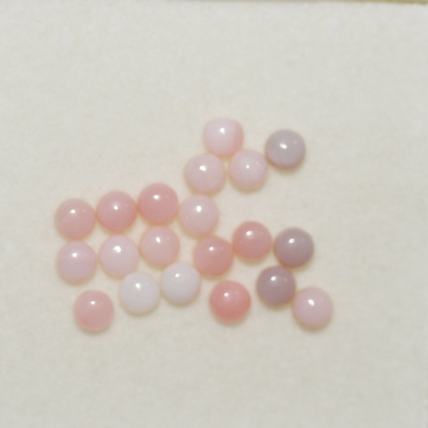 Lote de 20 cabujones redondos de ópalo rosa de 3 mm. (20 uds.)