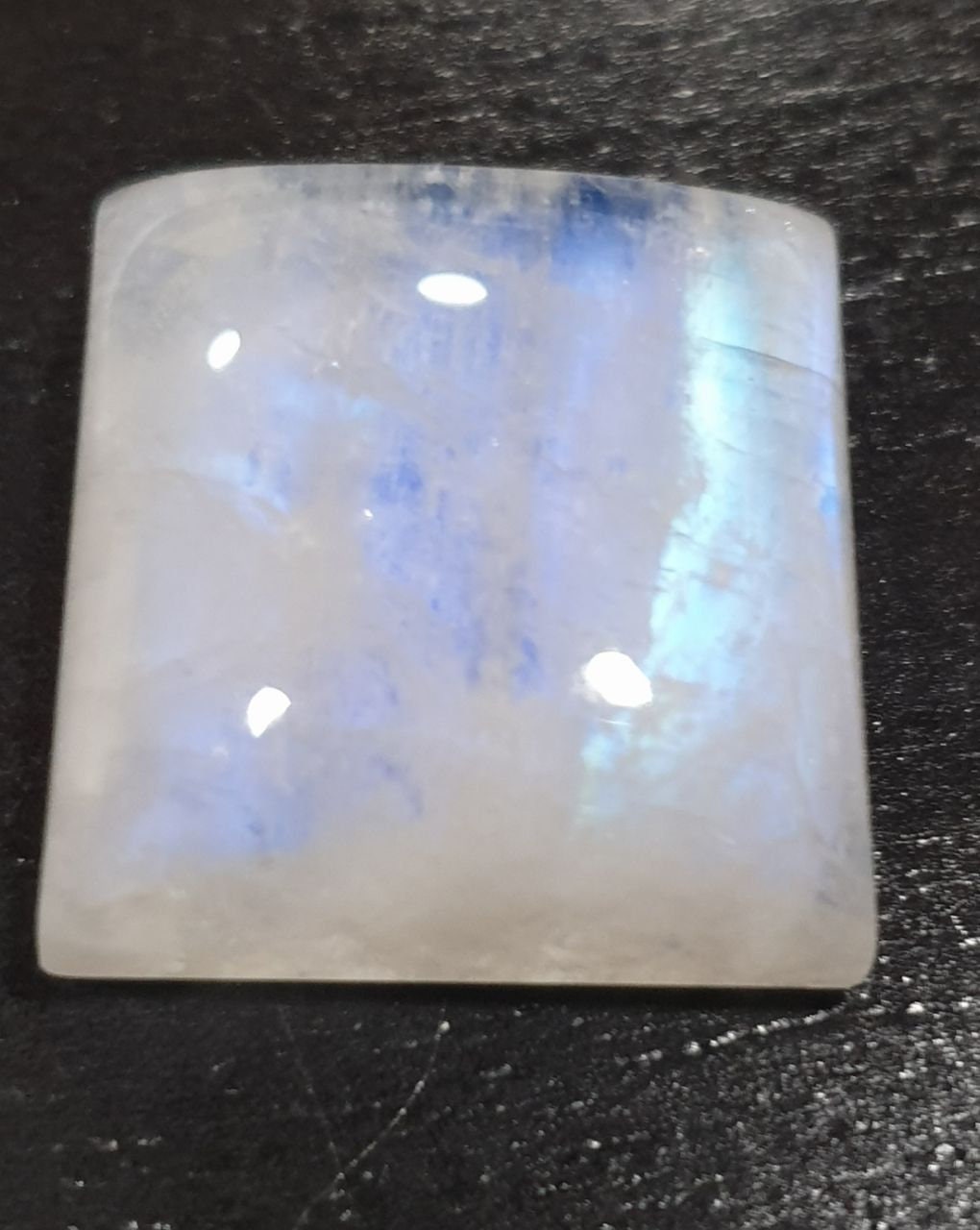 Pierre de lune bleue feu, cabochon carré 19 mm, 33,14 ct, belle adularescence, dos plat