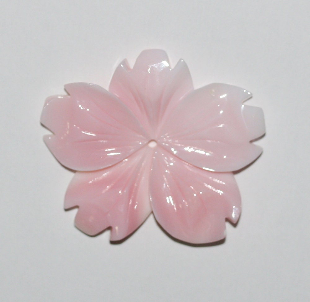 Pendentif feuille en coquillage rose naturel, 32-38 mm environ.