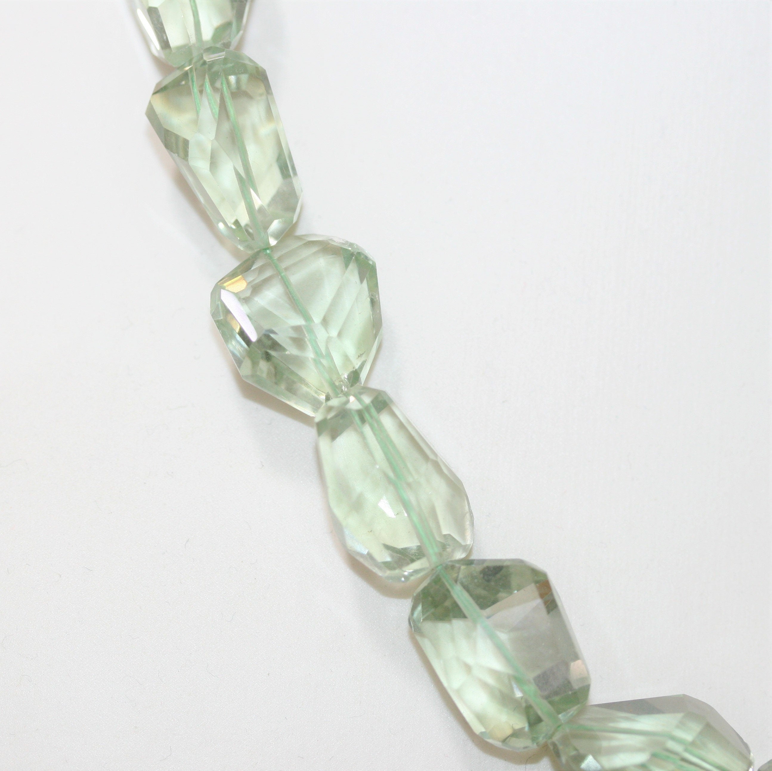 Collar de pepitas de prasiolita facetadas de 17 x 14 mm aprox. (1 tira)
