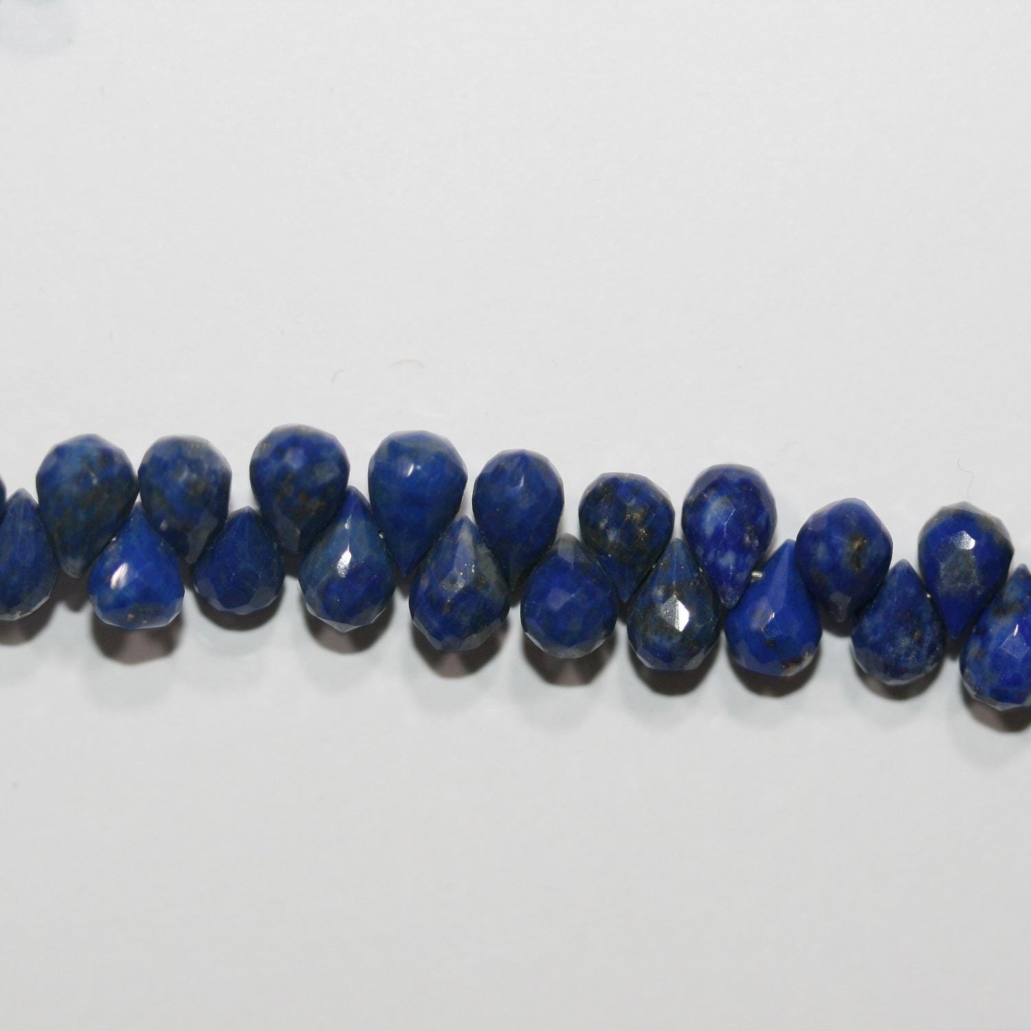 Perles en lapis-lazuli facettées de 8 pouces (6 x 4 mm). Longueur du fil : environ 20 cm.