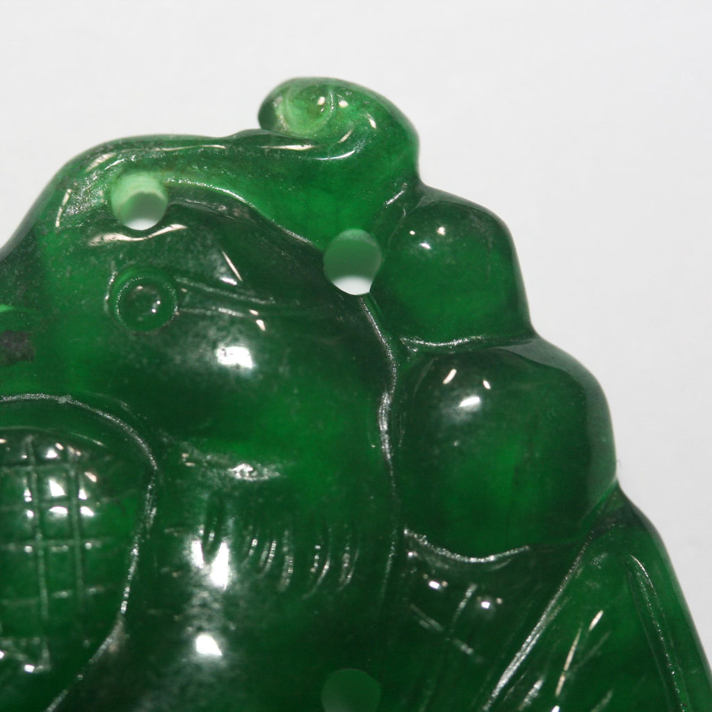 Colgante de jade verde tallado grande realmente único de 79,2 x 38 mm. - Pieza de colección Realmente única