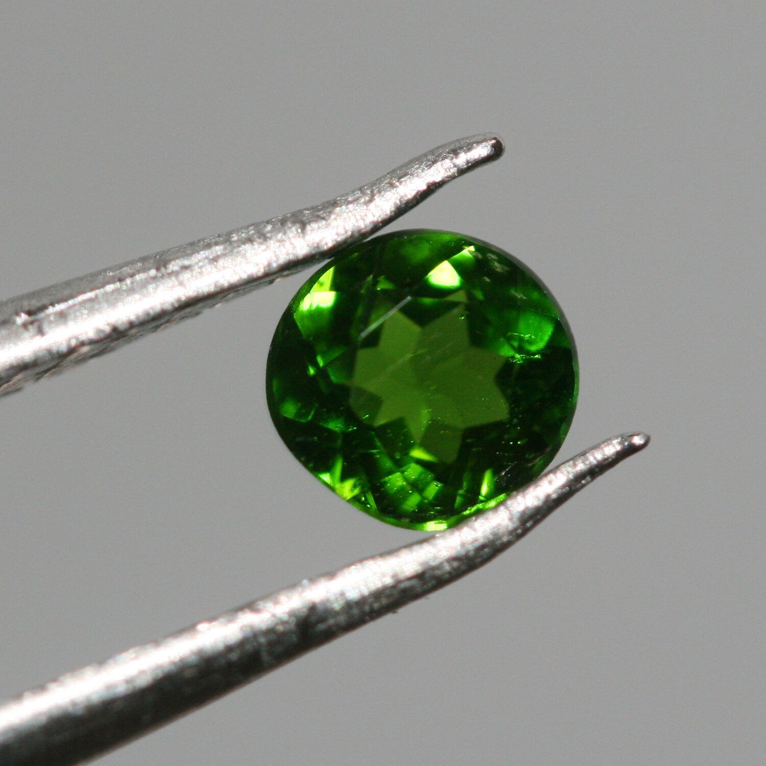 Lote de 18 cuentas de diópsido cromado facetadas redondas de 4 mm. (18 piezas)