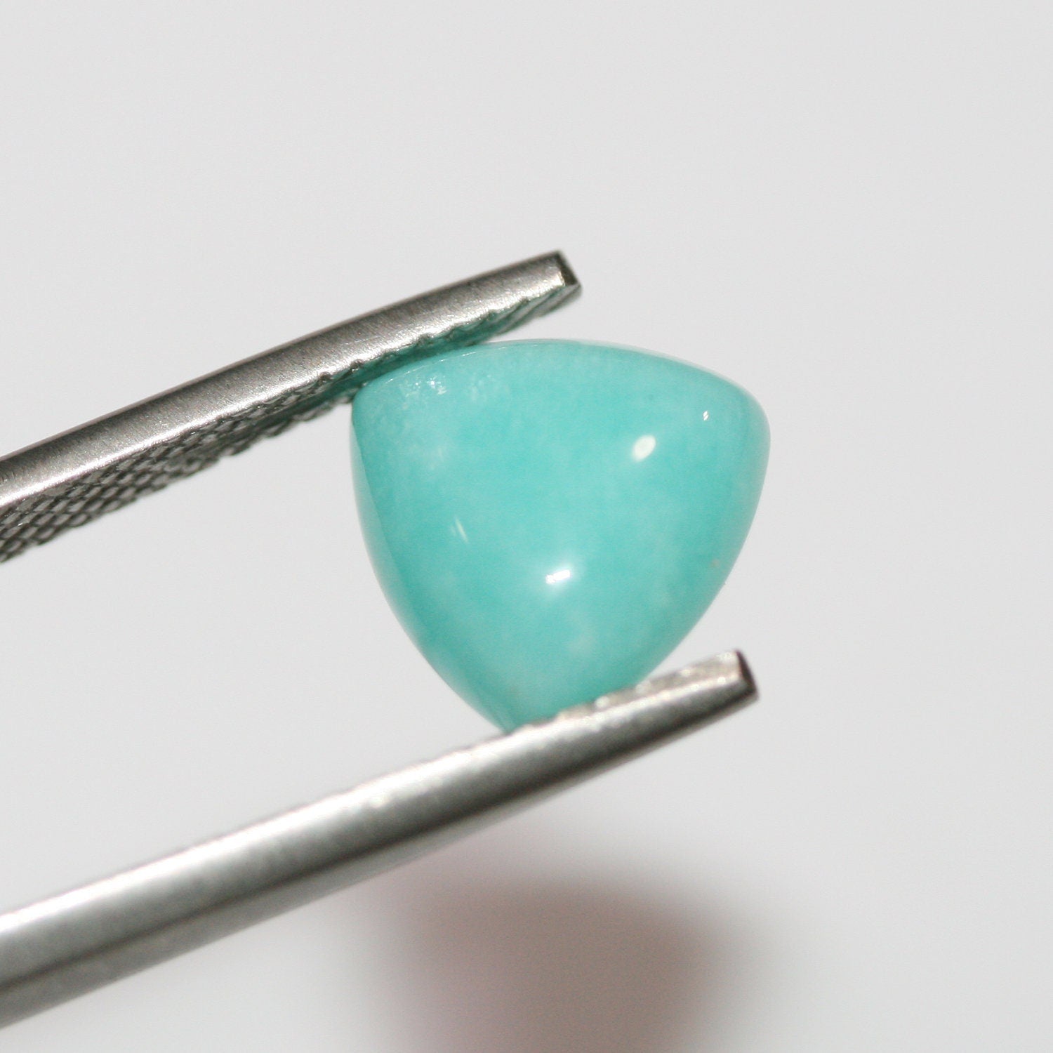 Lote de 6 cabujones triangulares lisos de amazonita peruana de 10 mm. (6 uds.)