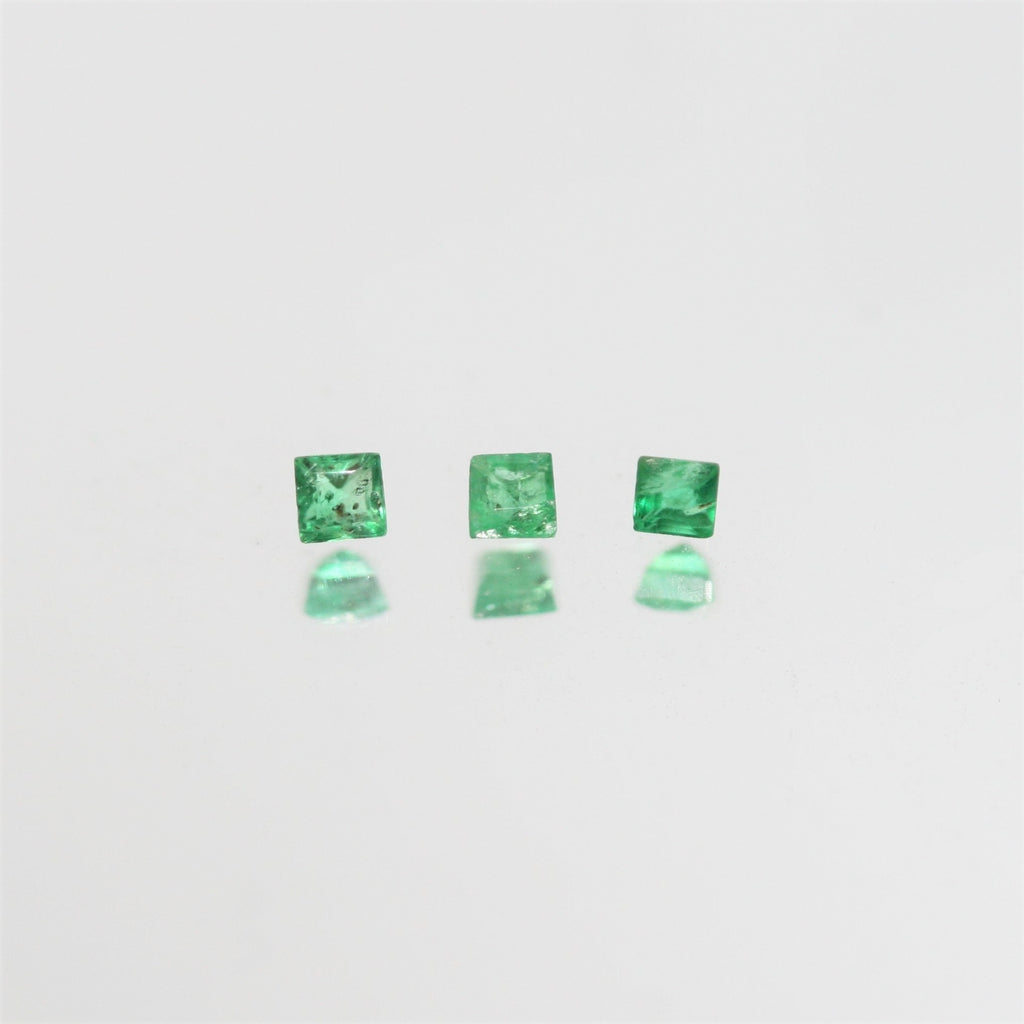 Lot d'émeraudes carrées à facettes de 1,5 mm - 0,9 carat
