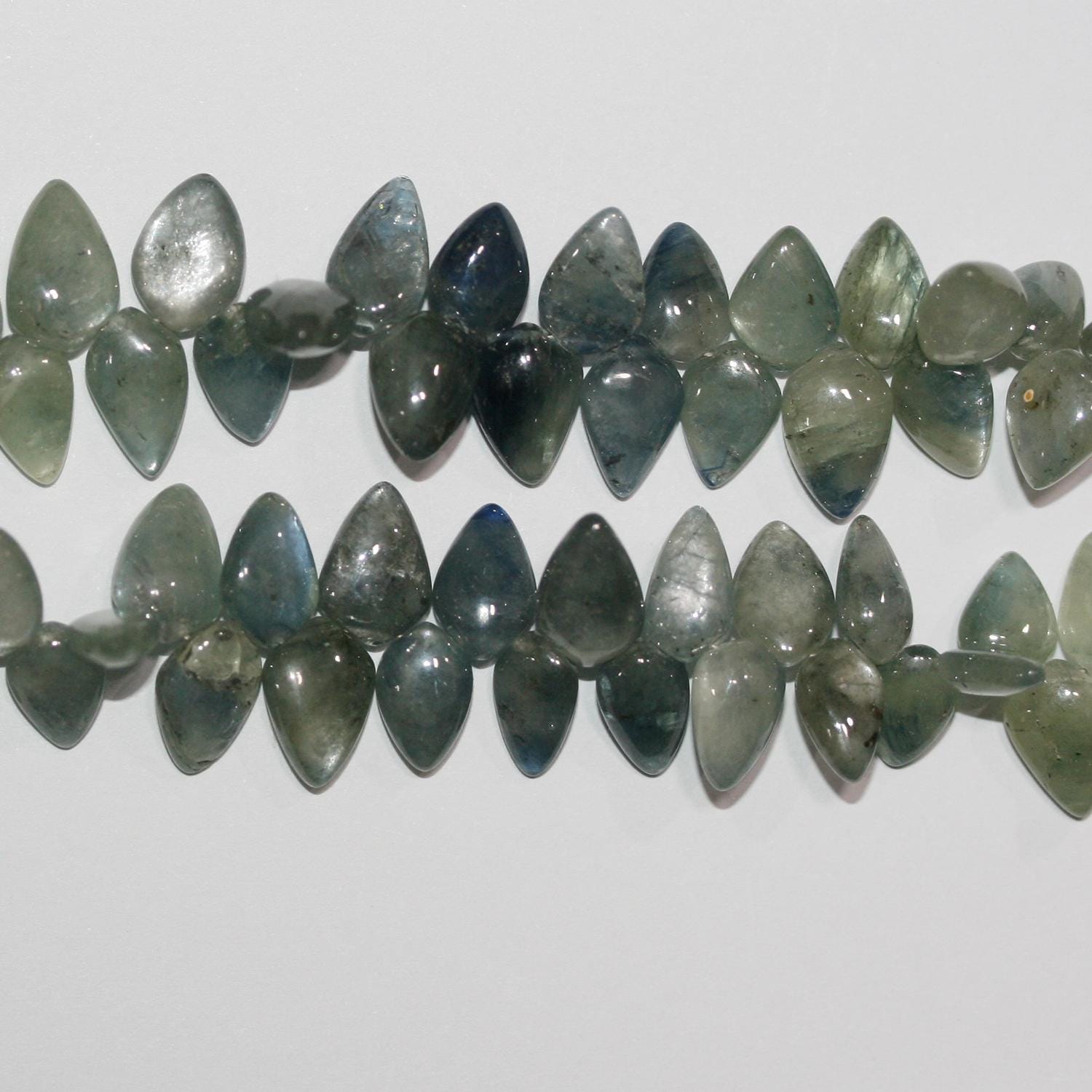 Perles de saphir multicolores lisses en forme de pointe de lance, 11 x 7 mm environ. Longueur du fil : 19 cm.