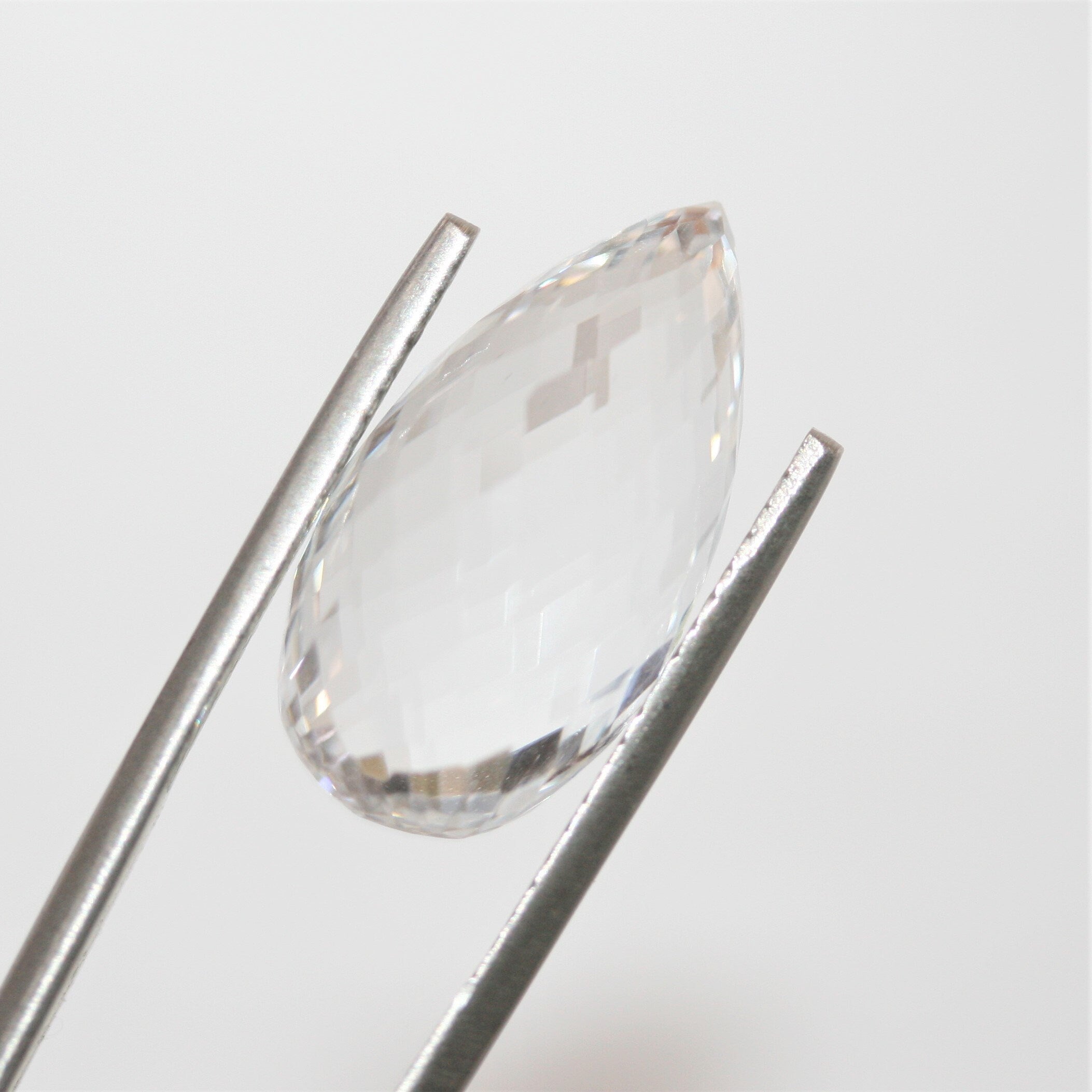 Pendentif goutte à facettes en quartz cristal de roche naturel (non percé) 21,2 x 11 mm (15,73 ct).