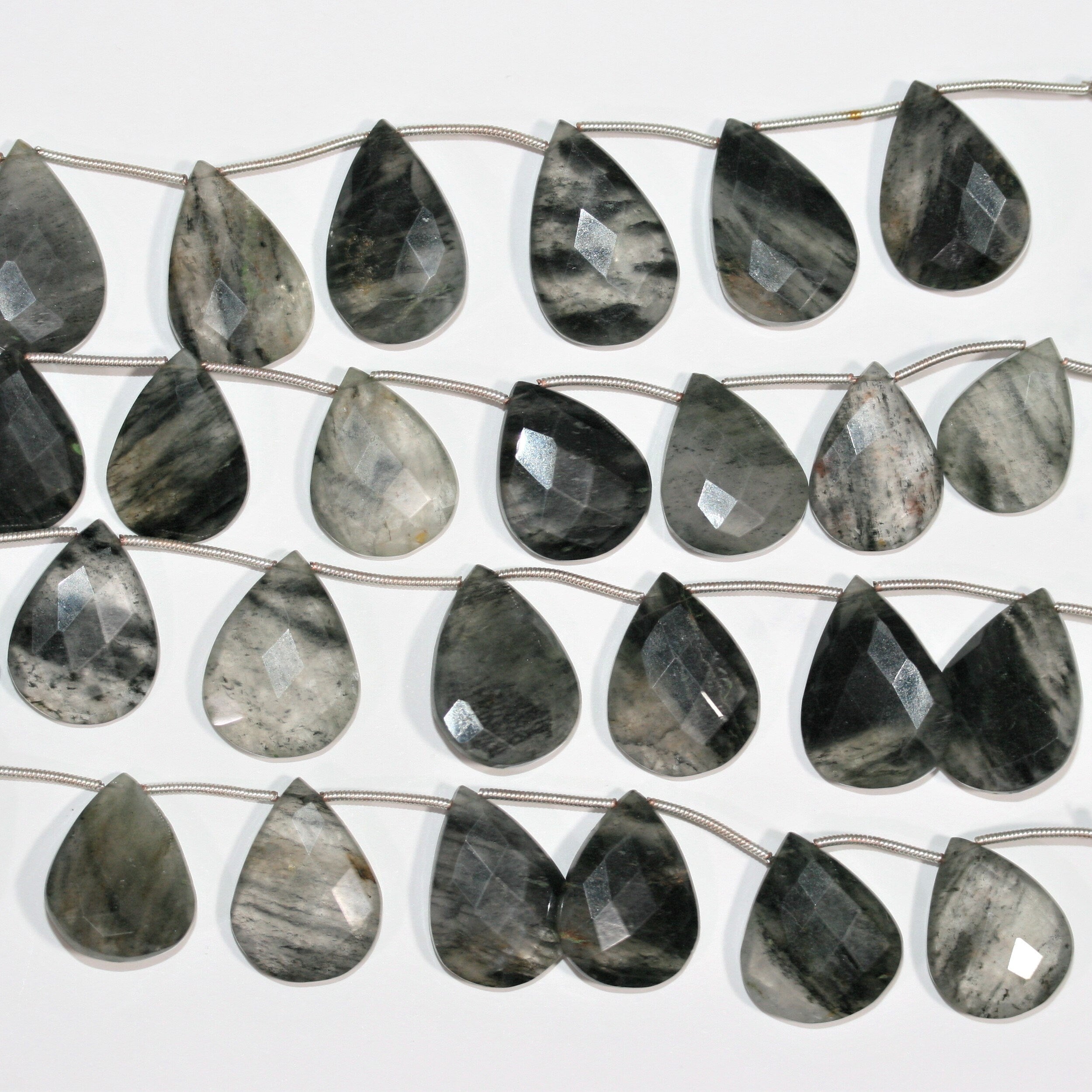 Cuentas de cuarzo turmalinado facetadas de 7" x 21 x 16 mm. Aprox. - Hilo de 18 cm.