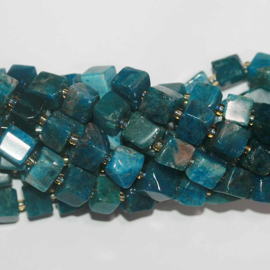 Perles cubiques irrégulières lisses en apatite bleue de 15 pouces (environ 39 cm). Longueur du fil : 39 cm environ.