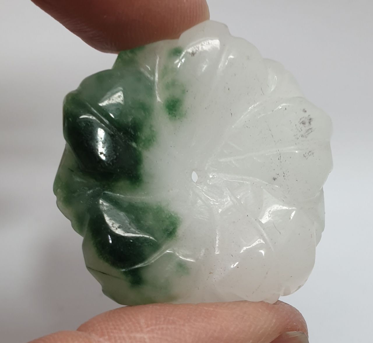 Pendentif en jade vert 40 mm. - Perçage au centre latéral, à l'arrière.