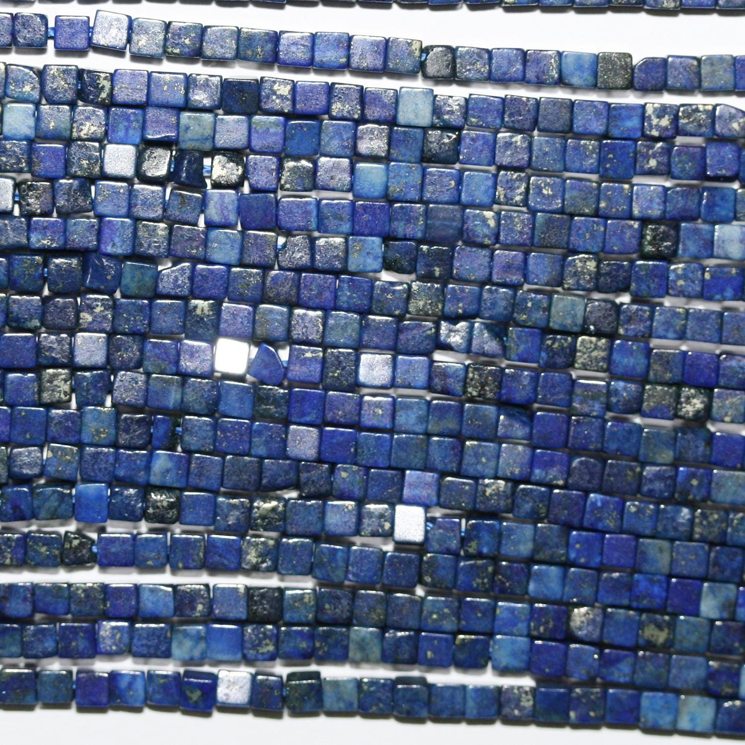 Perles cubiques lisses en lapis-lazuli de 15 pouces (2 mm) - Fil de 39 cm