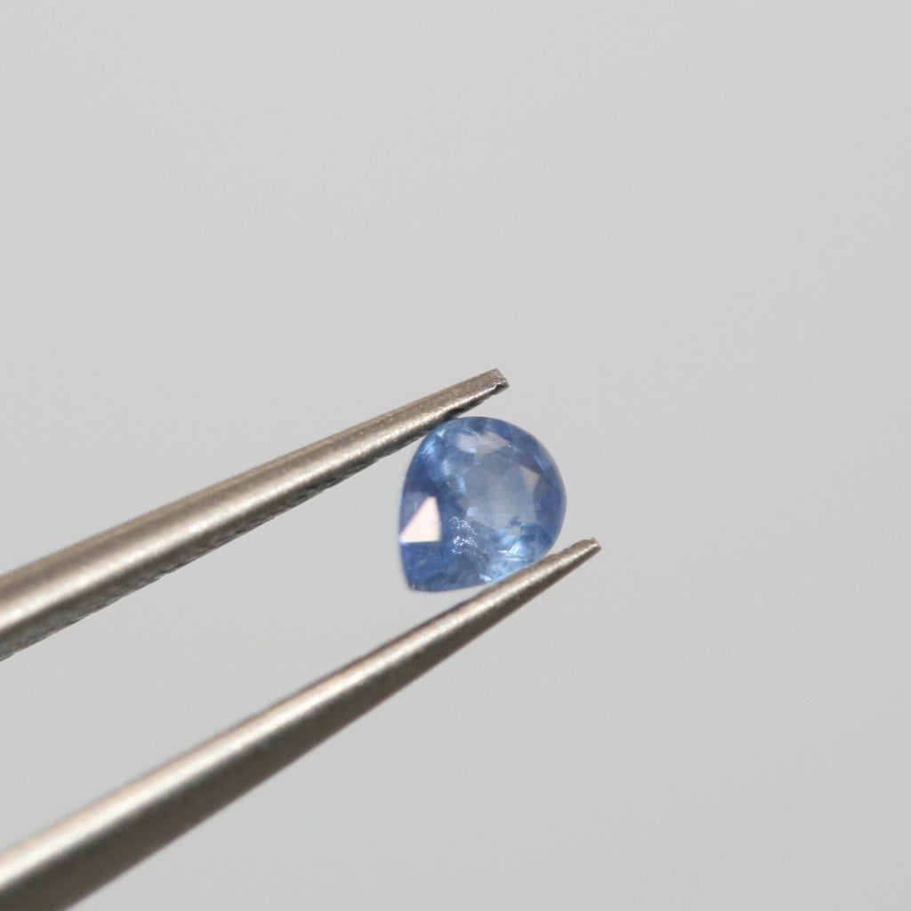 Lote de zafiros azules naturales de varios tamaños y formas, facetados, redondos, marquesinas y ovalados. Piedras preciosas sueltas. Precio al por mayor.