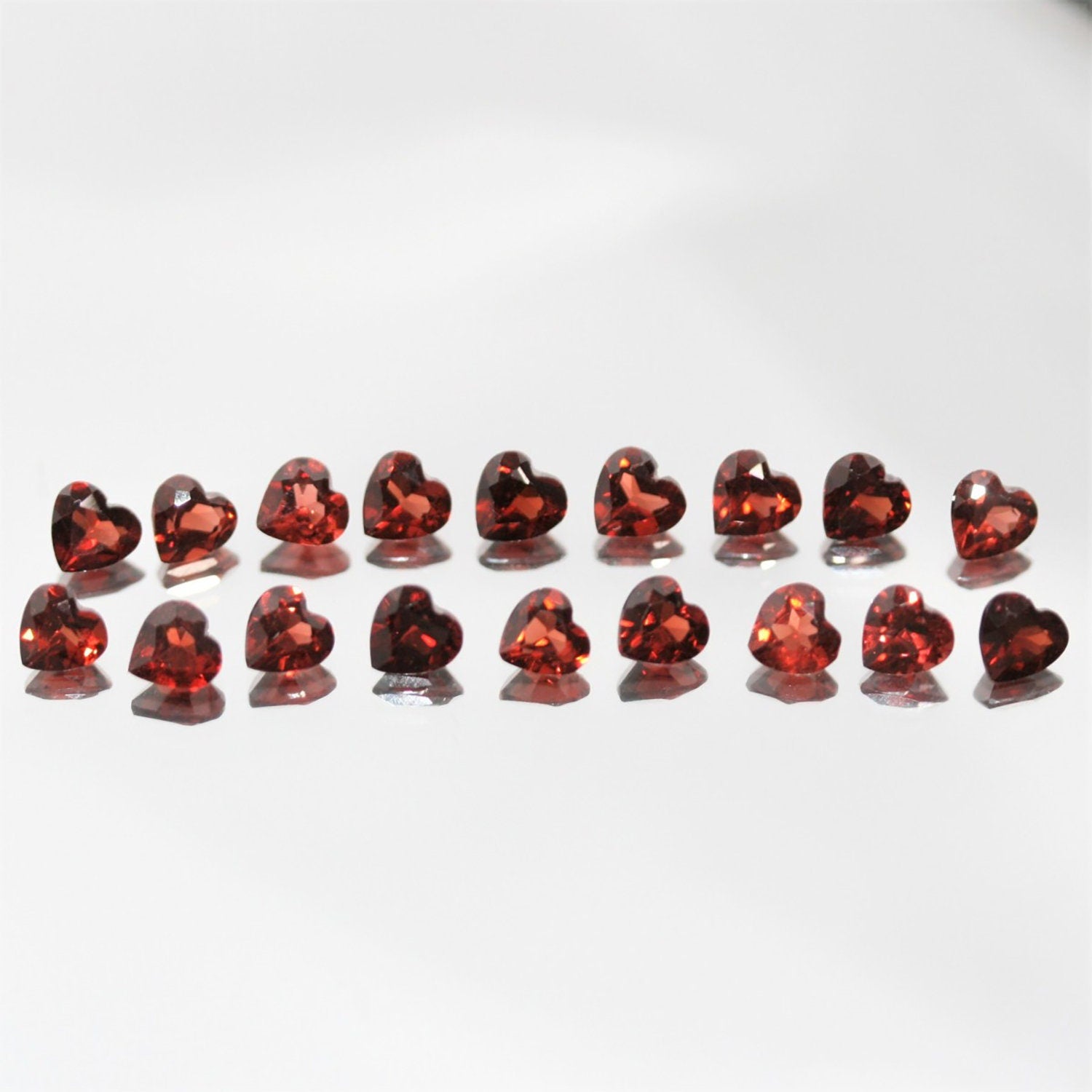 Lote de Corazón Facetado de Granate 4mm.- 18 Piezas