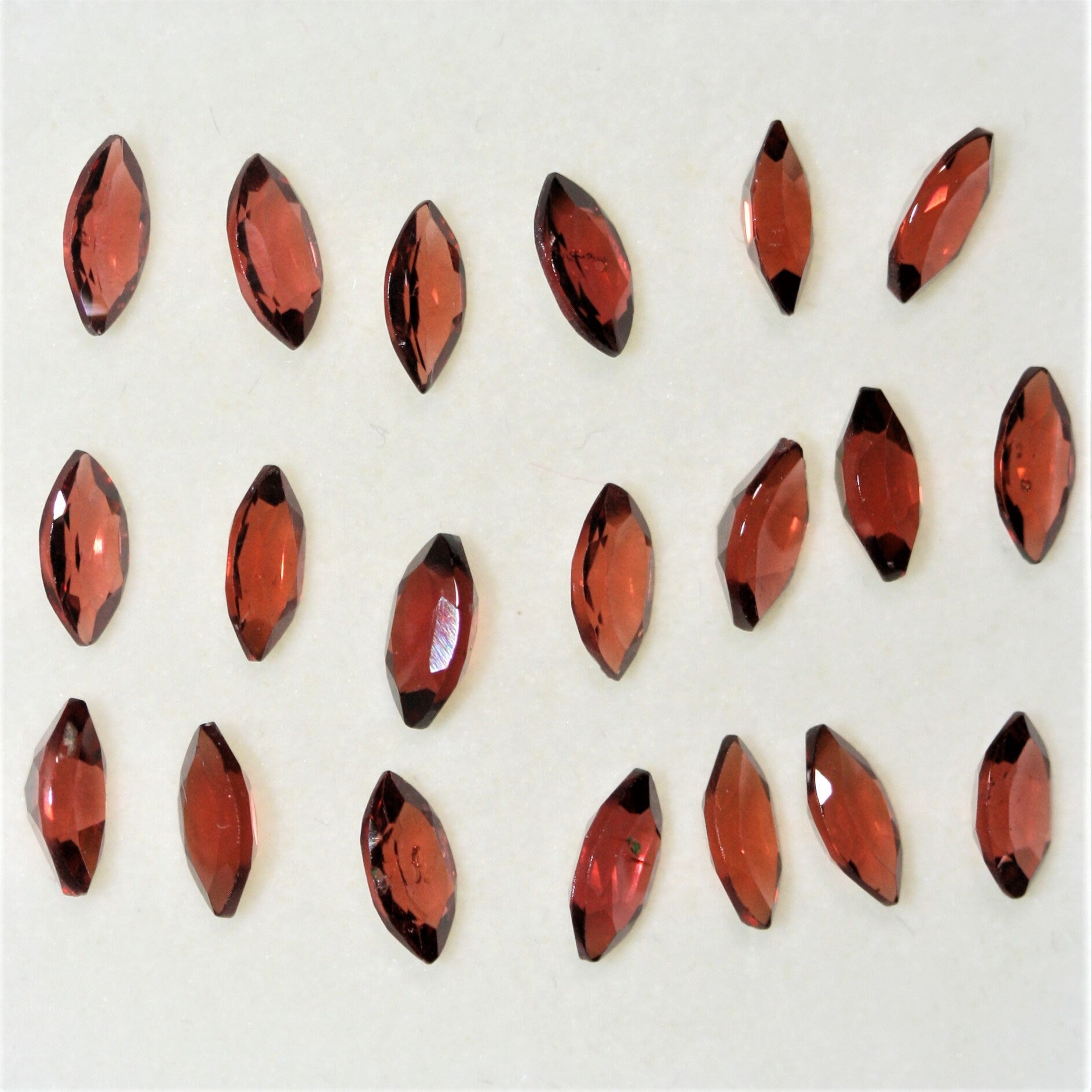 Lote de 20 Granates Marqués Facetados de 6x3 mm. (20 Piezas)