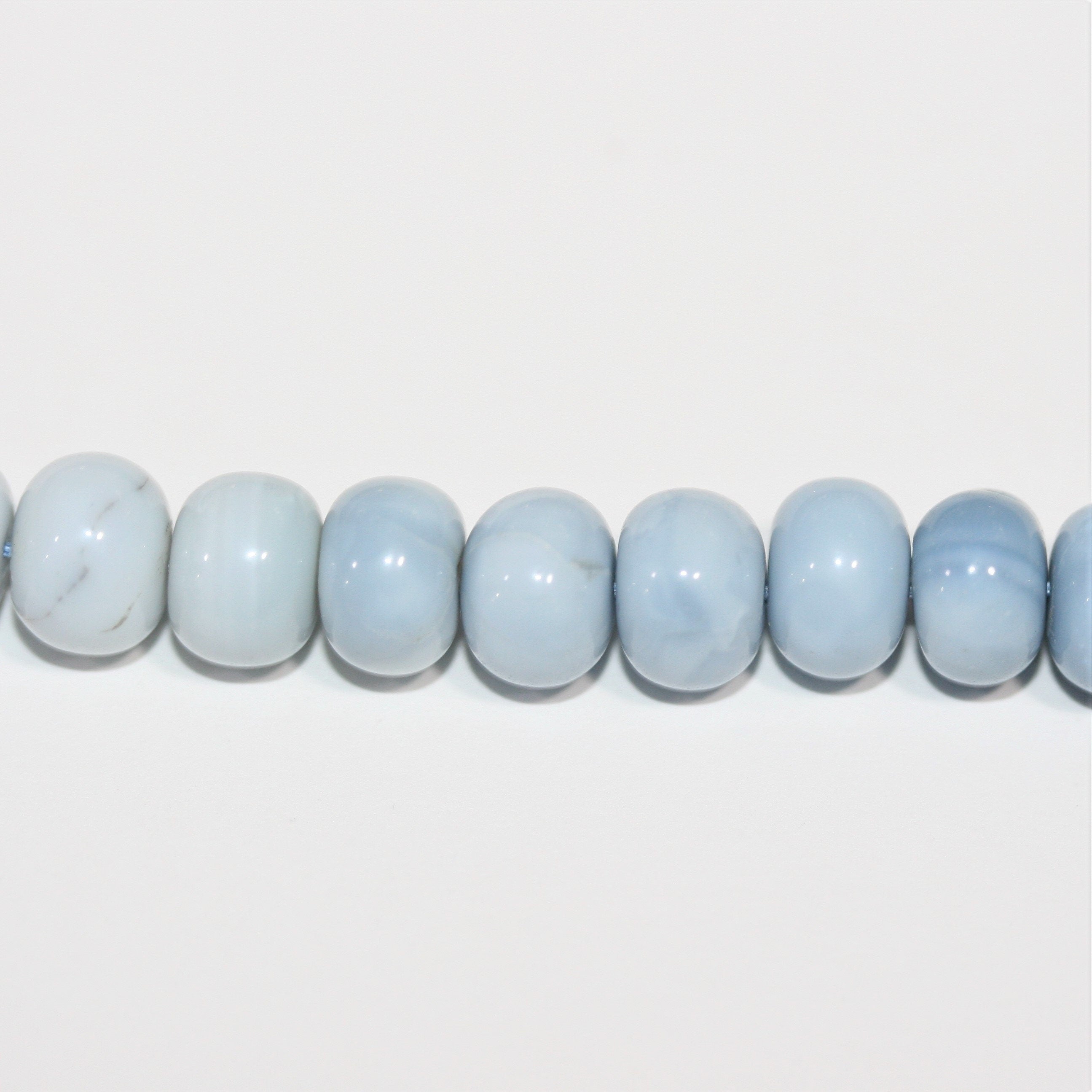 Cuentas redondas lisas de ópalo azul St. de 18", 9 x 6 mm. Aprox. - Hilo de 46 cm.