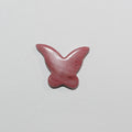 Pendentif papillon lisse en rhodonite, 16 x 20 mm environ.