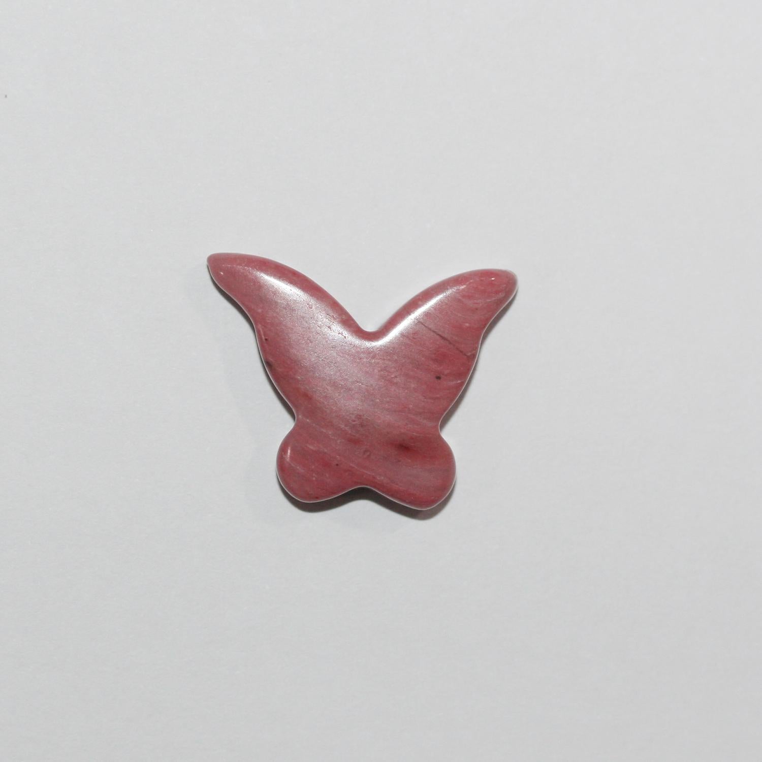Pendentif papillon lisse en rhodonite, 16 x 20 mm environ.