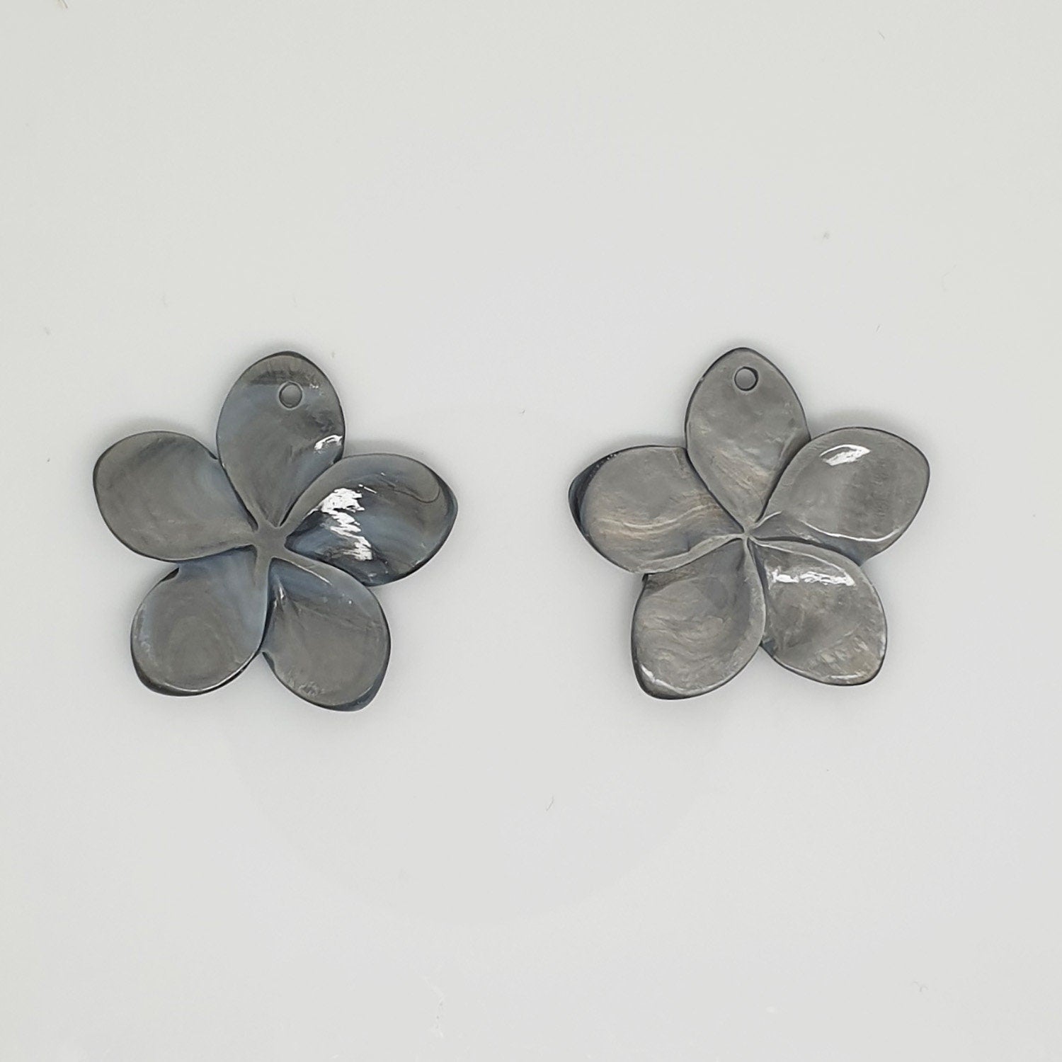 Colgante de flor MOP de 27 mm (1 par)