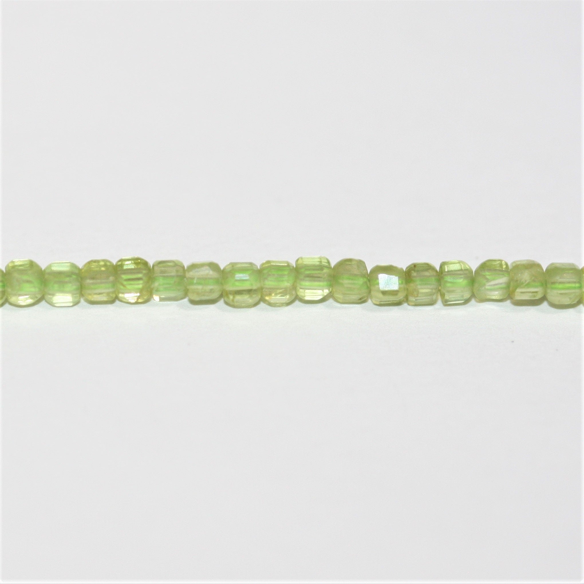 Perles cubiques à facettes en péridot St de 15 pouces, 2 mm, brin de 39 cm.