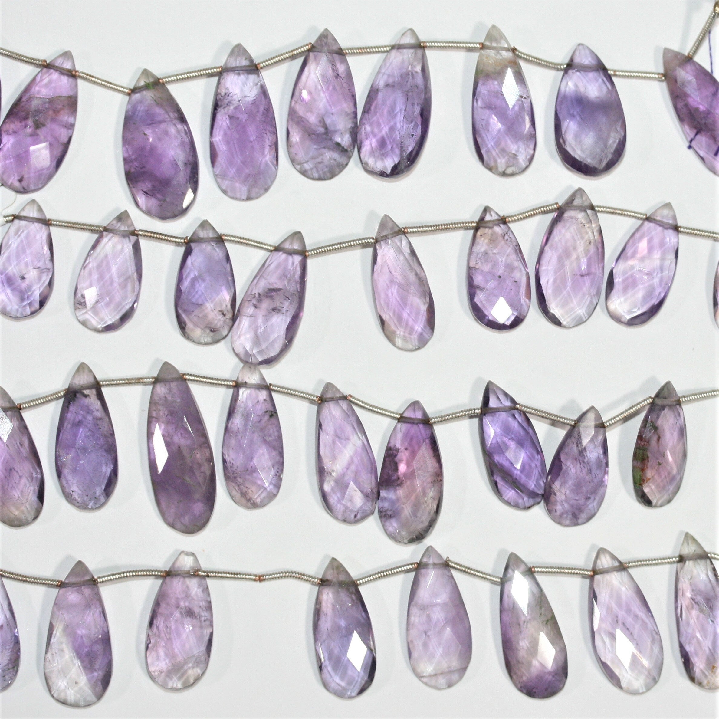 Cuentas de gota facetadas de amatista Santa de 7" de 25 x 12 mm. Aprox. - Hilo de 19 cm.