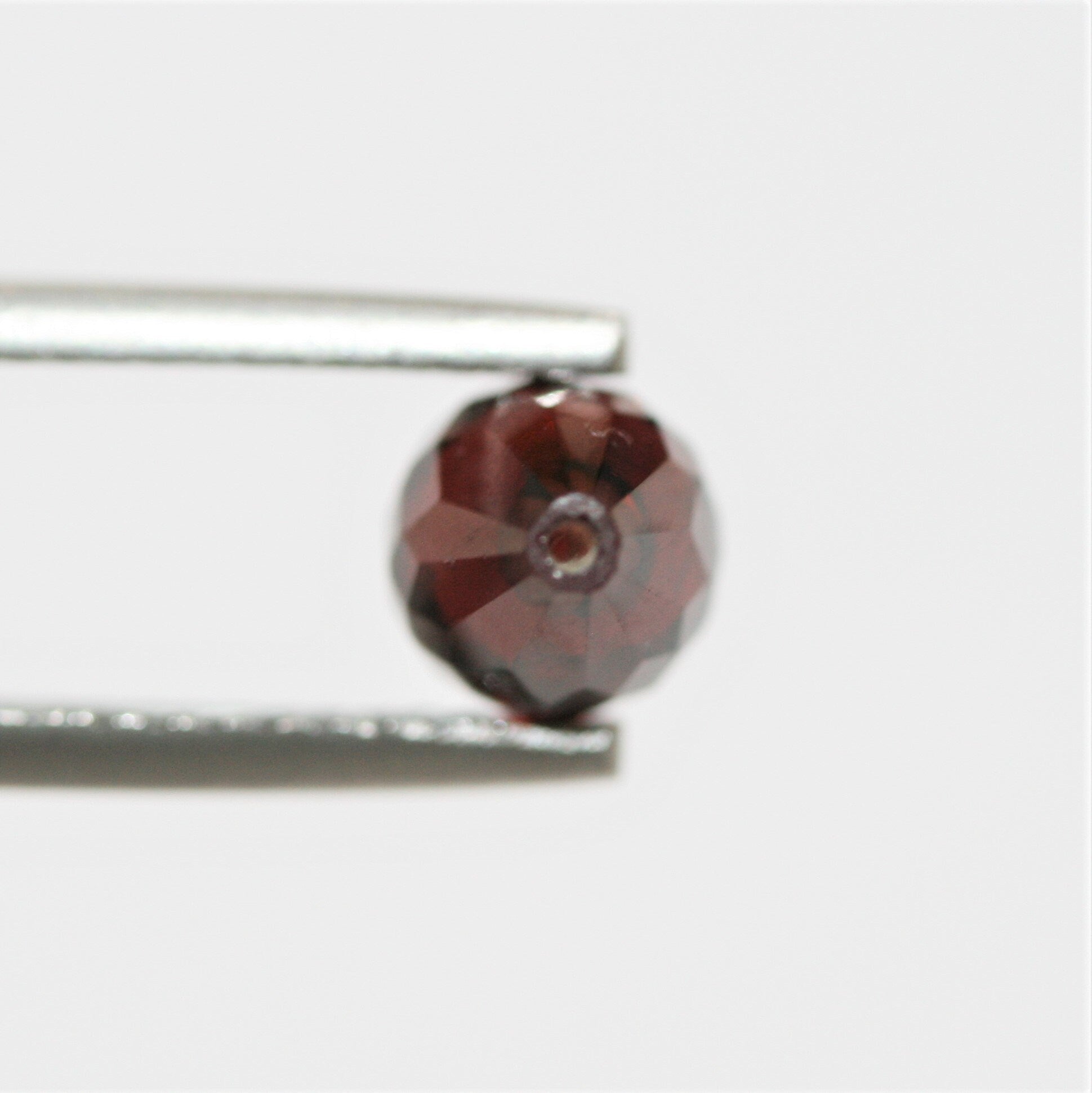 Par de Granate Gota Facetada Media Perforada 9x6mm.