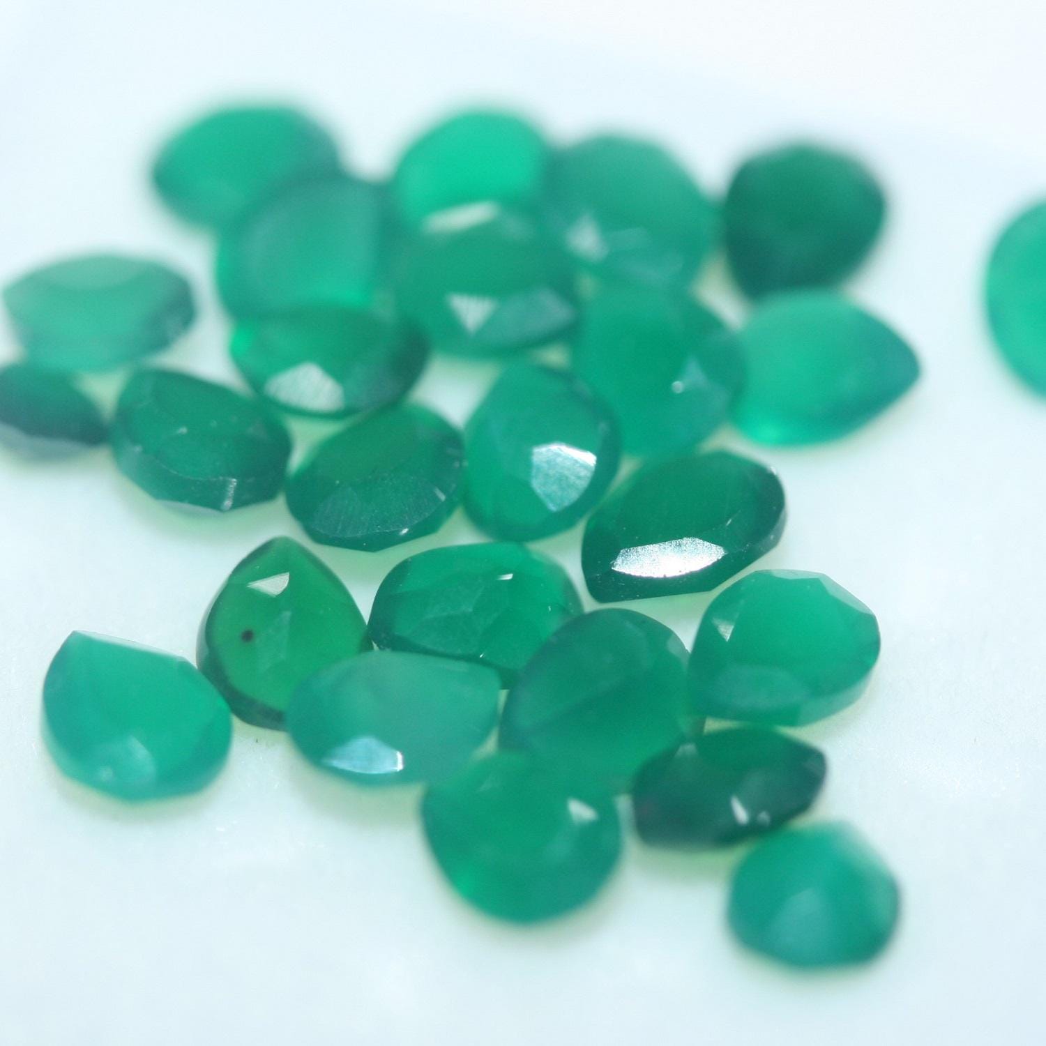 Lot de 25 pierres précieuses en onix vert facettées, 5 x 4 mm. - Vente en gros de pierres taillées de qualité supérieure